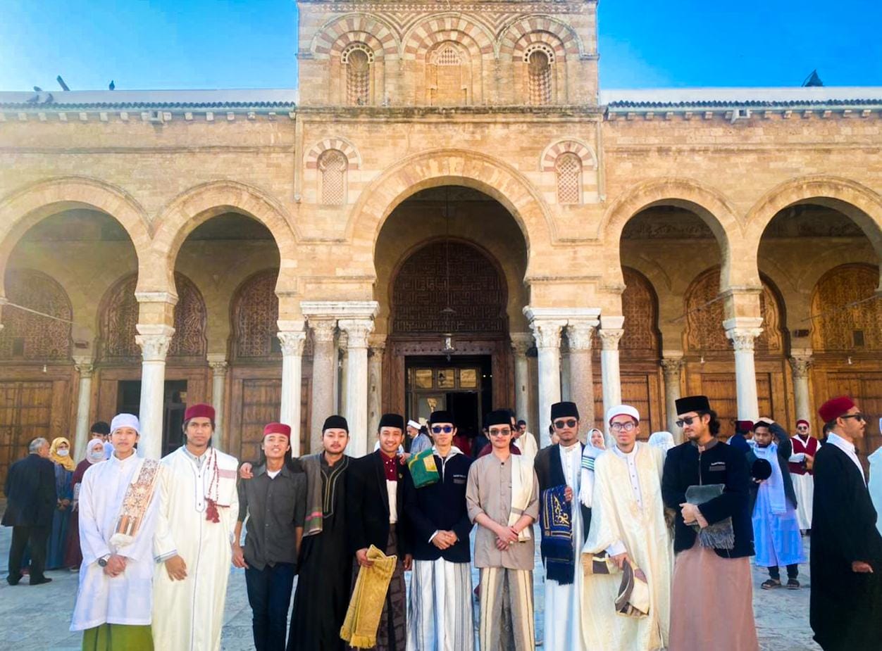 SALAT IDUL FITRI: Mahasiswa Indonesia di Tunisia setelah menunaikan salat Idul Fitri di Masjid Zaitunah di Tunisia