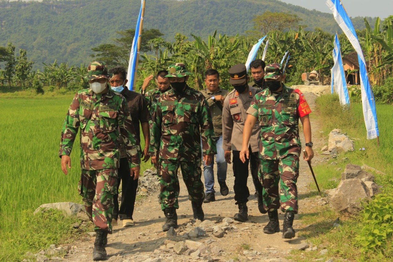 Komandan Kodim Klaten Letkol  (Inf) Joni Eko Prasetyo meninjau hasil kegiatan TNI Manunggal Membangun Desa