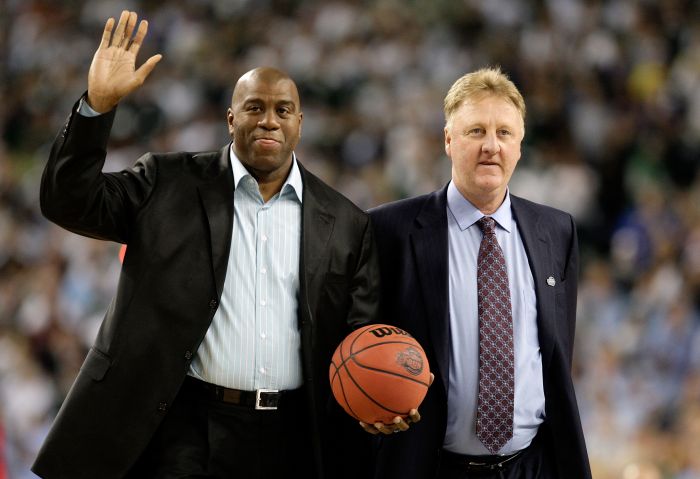 Dua legenda NBA Magic Johnson (kiri) dan Larry Bird