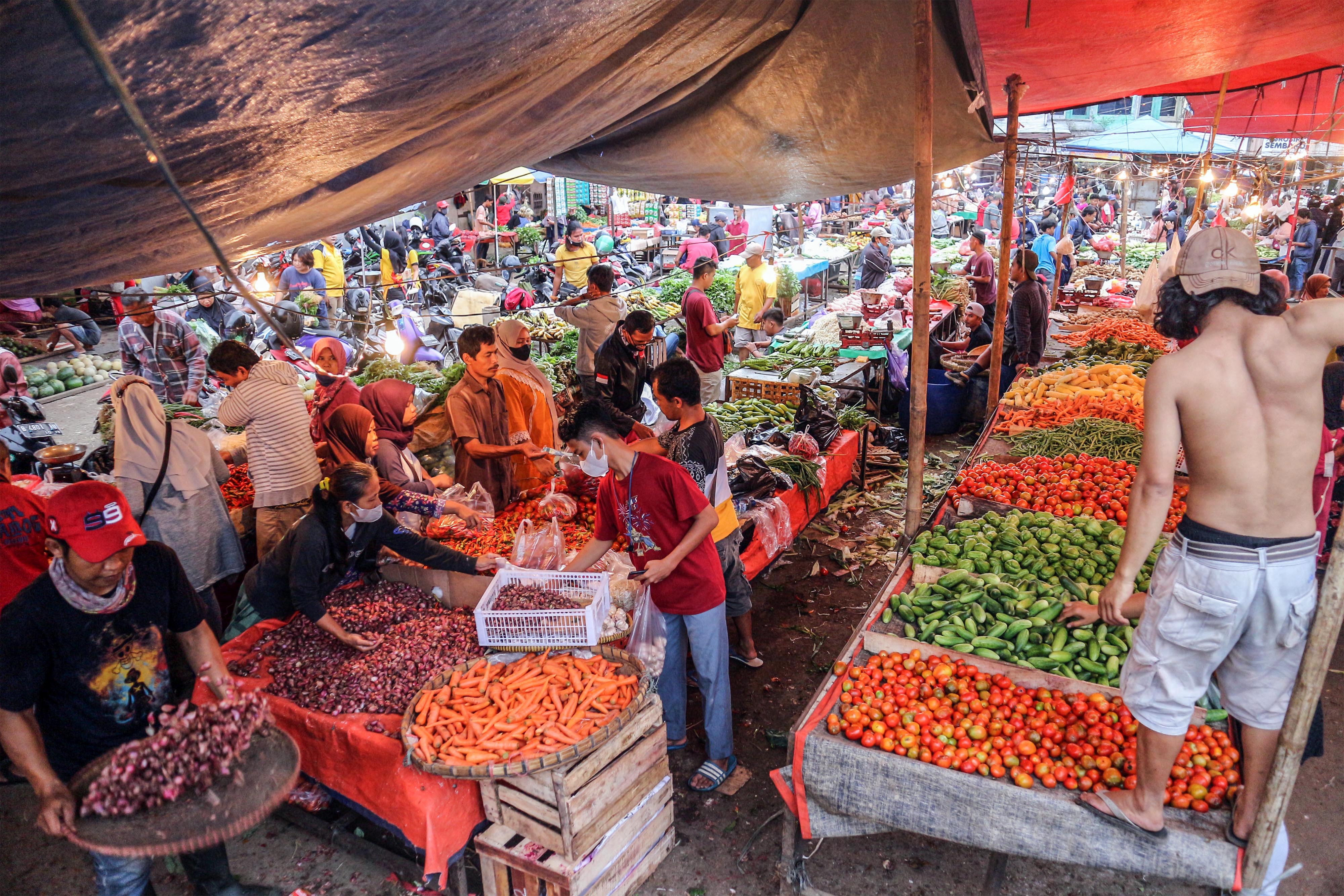Aktivitas jual beli di Pasar Cibinong, Kabupaten Bogor