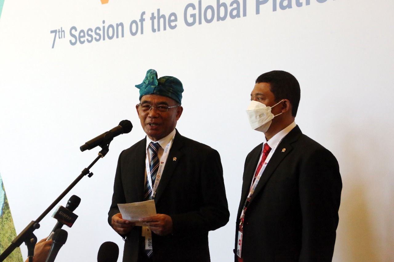 Menteri Koordinator Bidang Pembangunan Manusia dan Kebudayaan Muhadjir Effendy (kiri).