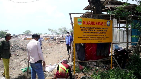 Warga sekitar turut membantu penutupan Tempat pembuangan sampah ilegal di Kampung Kobak Rante.