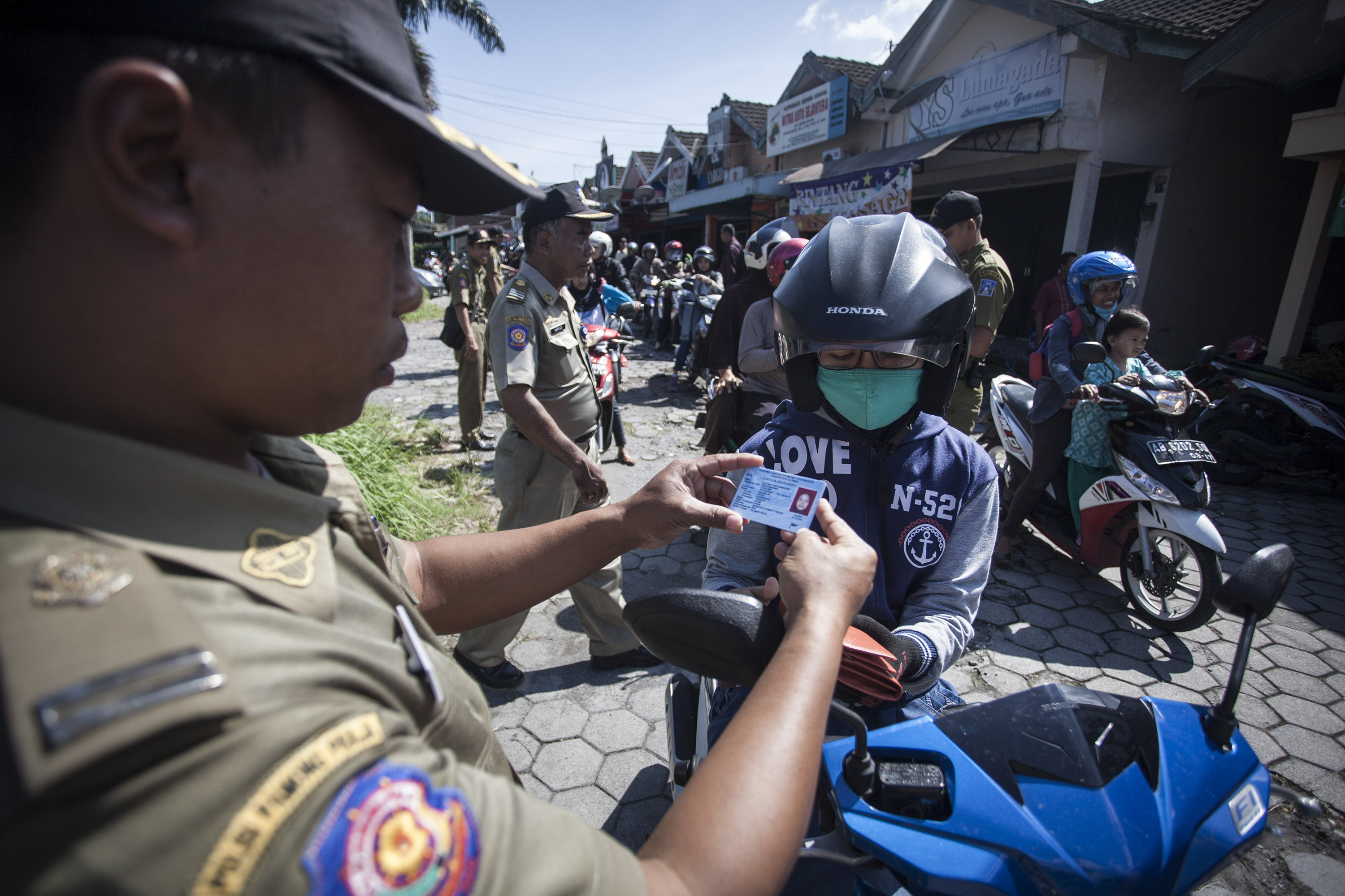 Pemkot Surabaya menggelar operasi yustisi kependudukan usai libur lebaran mengantisipasi pendatang yang tidak beridentitas.