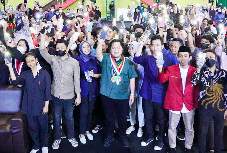 Menteri BUMN Erick Thohir bersama milenial