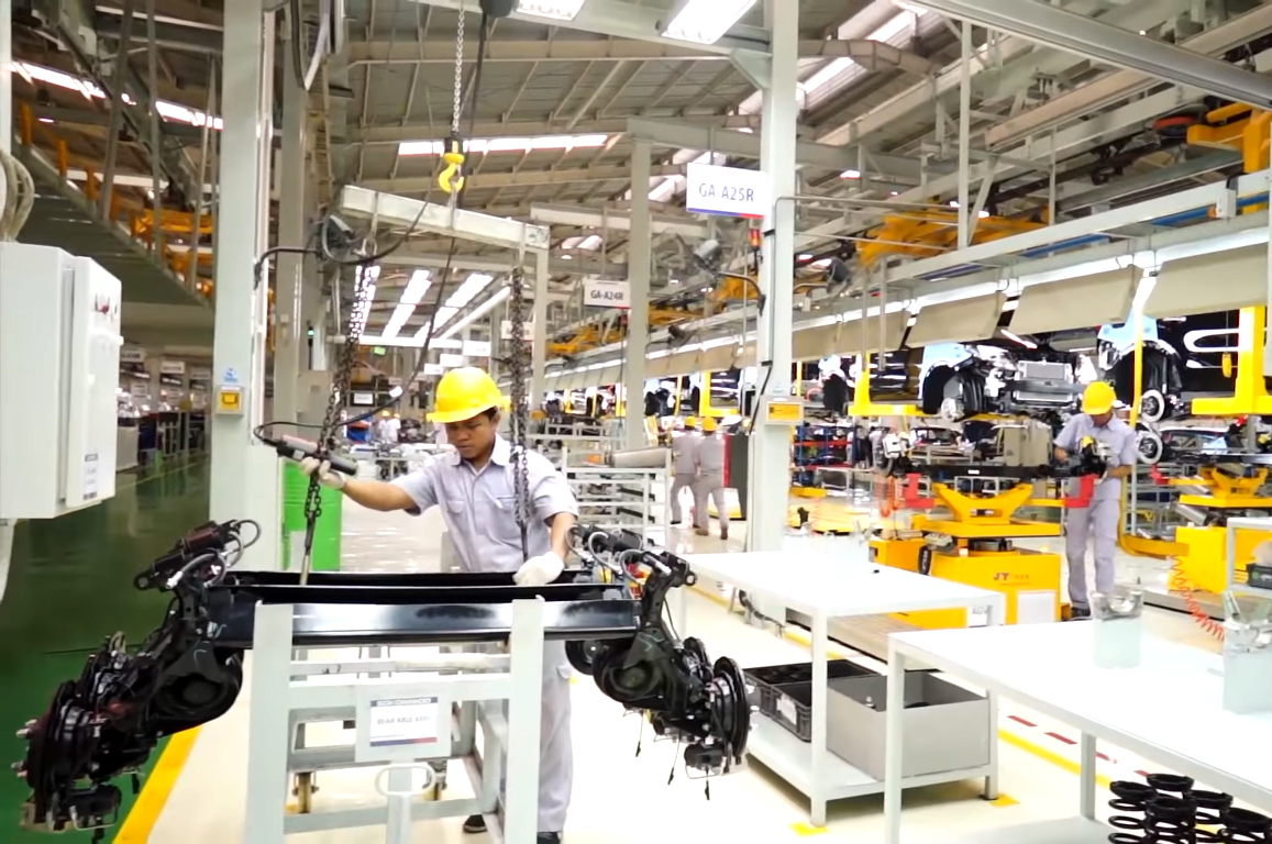 Para pekerja sedang bekerja di pabrik DFSK yang berada di Cikande, Serang, Banten.