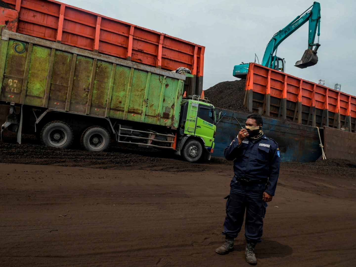 Petugas keamanan berjaga di pier 1 Pelabuhan PT Karya Citra Nusantara (KCN), Marunda, Jakarta poliUtara, beberapa waktu lalu.