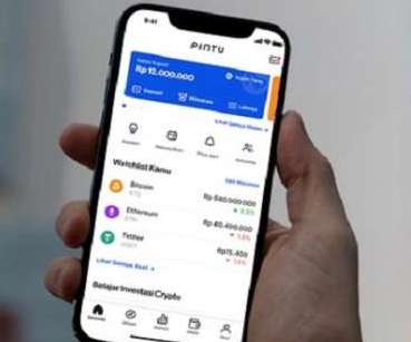 Aplikasi platform jual beli dan investasi aset kripto pada monitor smartphone.