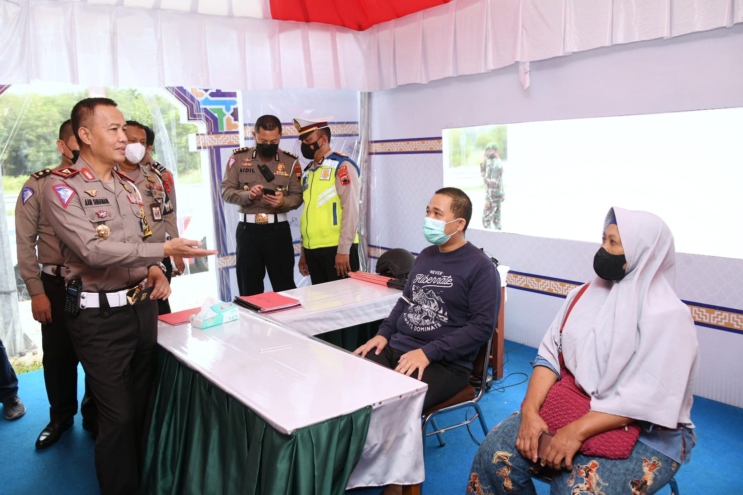 Dirgakkum Korlantas Polri Brigjen Aan Suhanan menyapa pemudik di pospam wilayah Jawa Tengah jelang H-1 Id