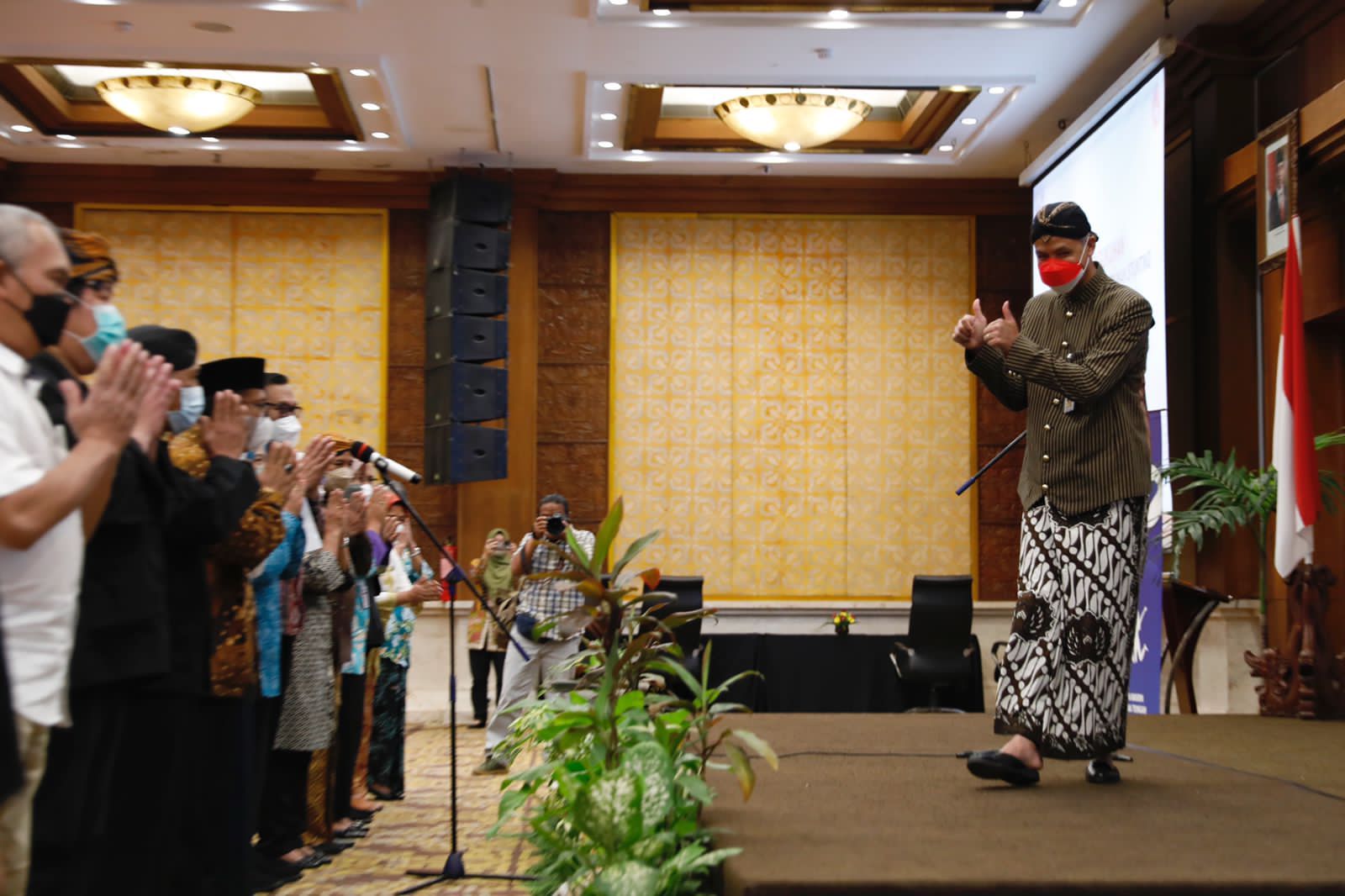 Gubernur Jawa Tengah Ganjar Pranowo, mengukuhkan Tim Percepatan Penurunan Stunting (TPPS), di Hotel Patra Jasa Semarang, Kamis (19/5/2022)