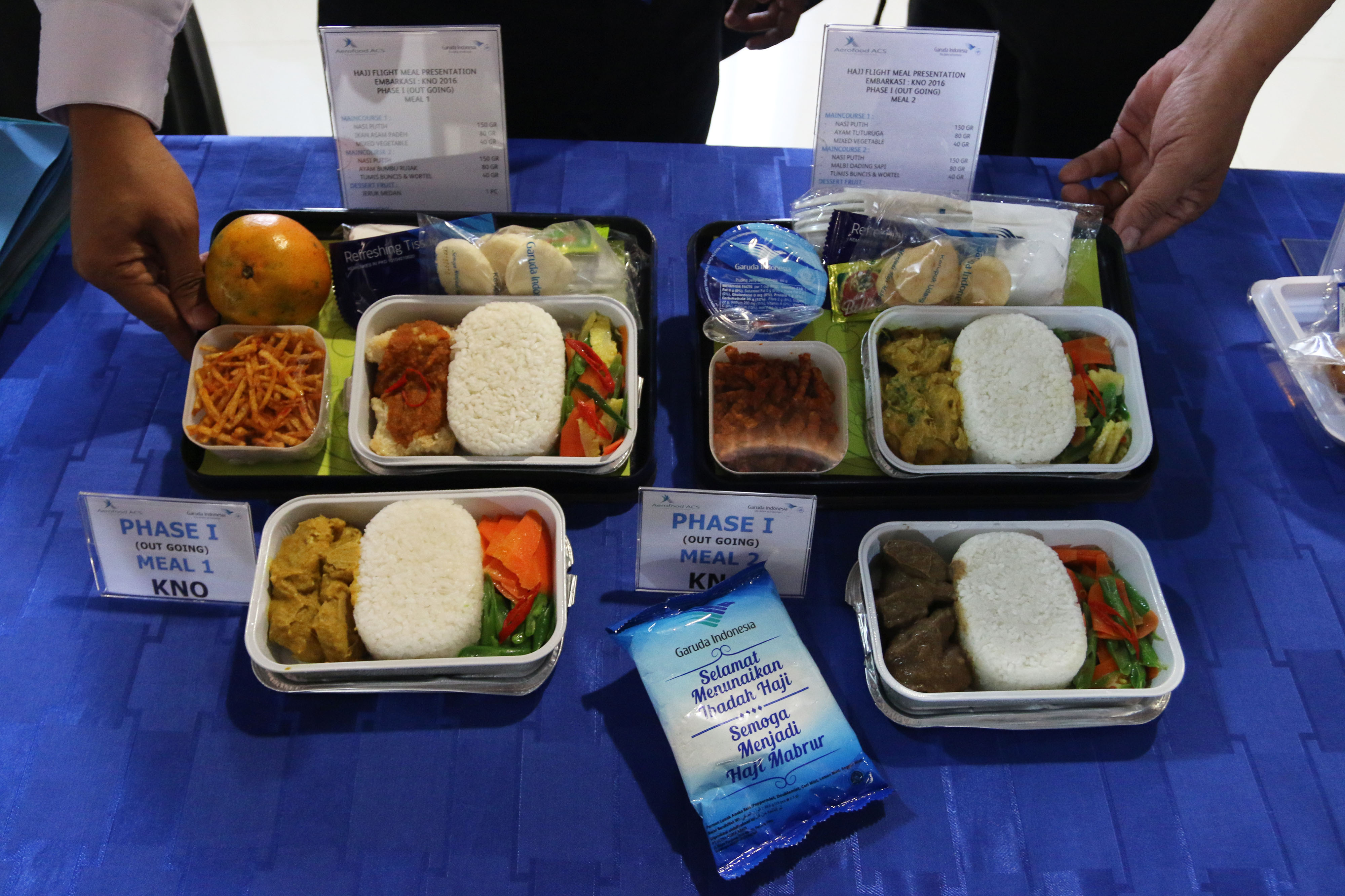  MAKANAN JEMAAH HAJI: Petugas Garuda Indonesia menunjukkan paket makanan untuk jemaah calon haji selama penerbangan.