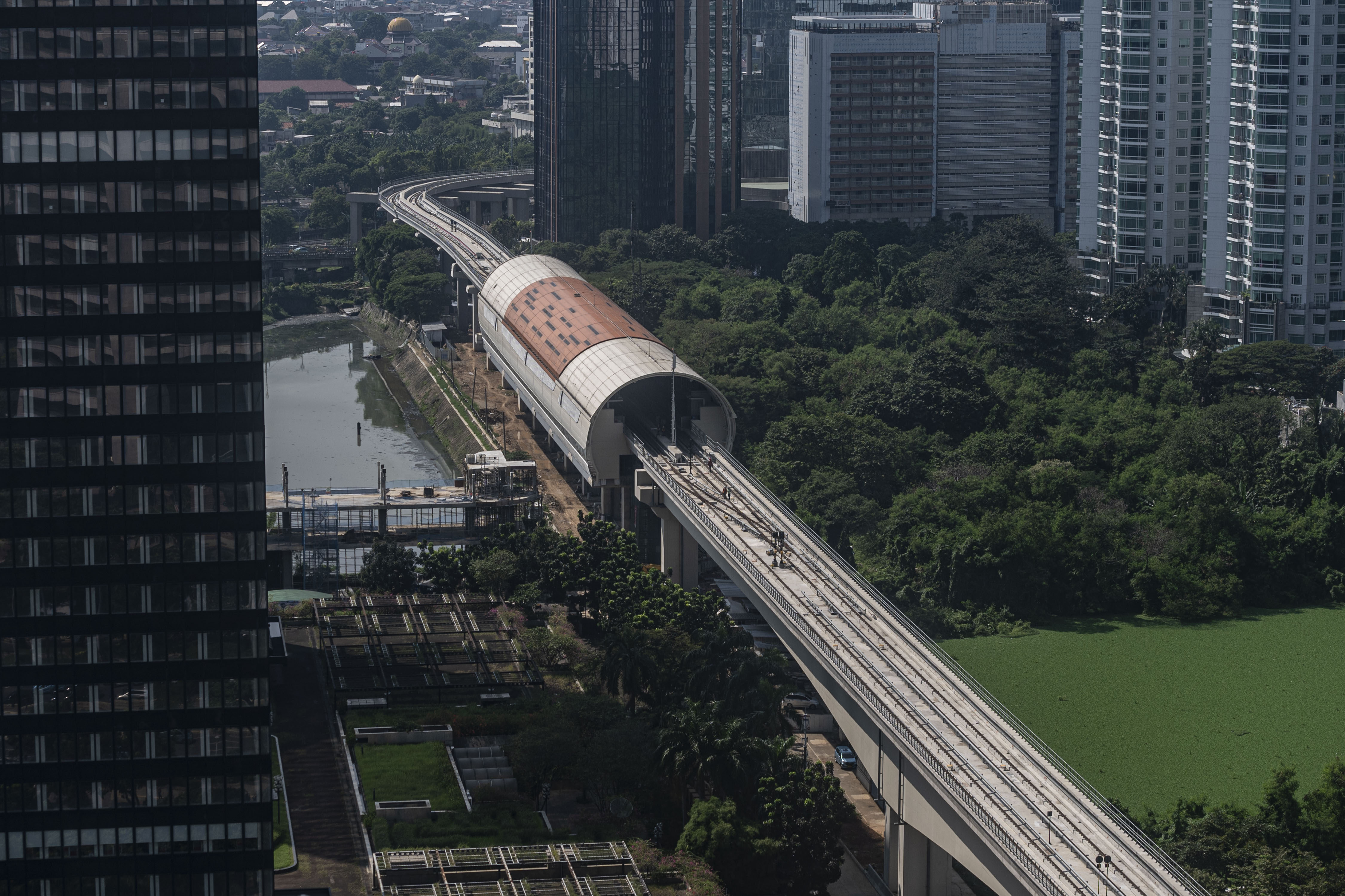 Suasana proyek pembangunan LRT (Light Rail Transit) Jabodebek di kawasan Dukuh Atas, Jakarta.