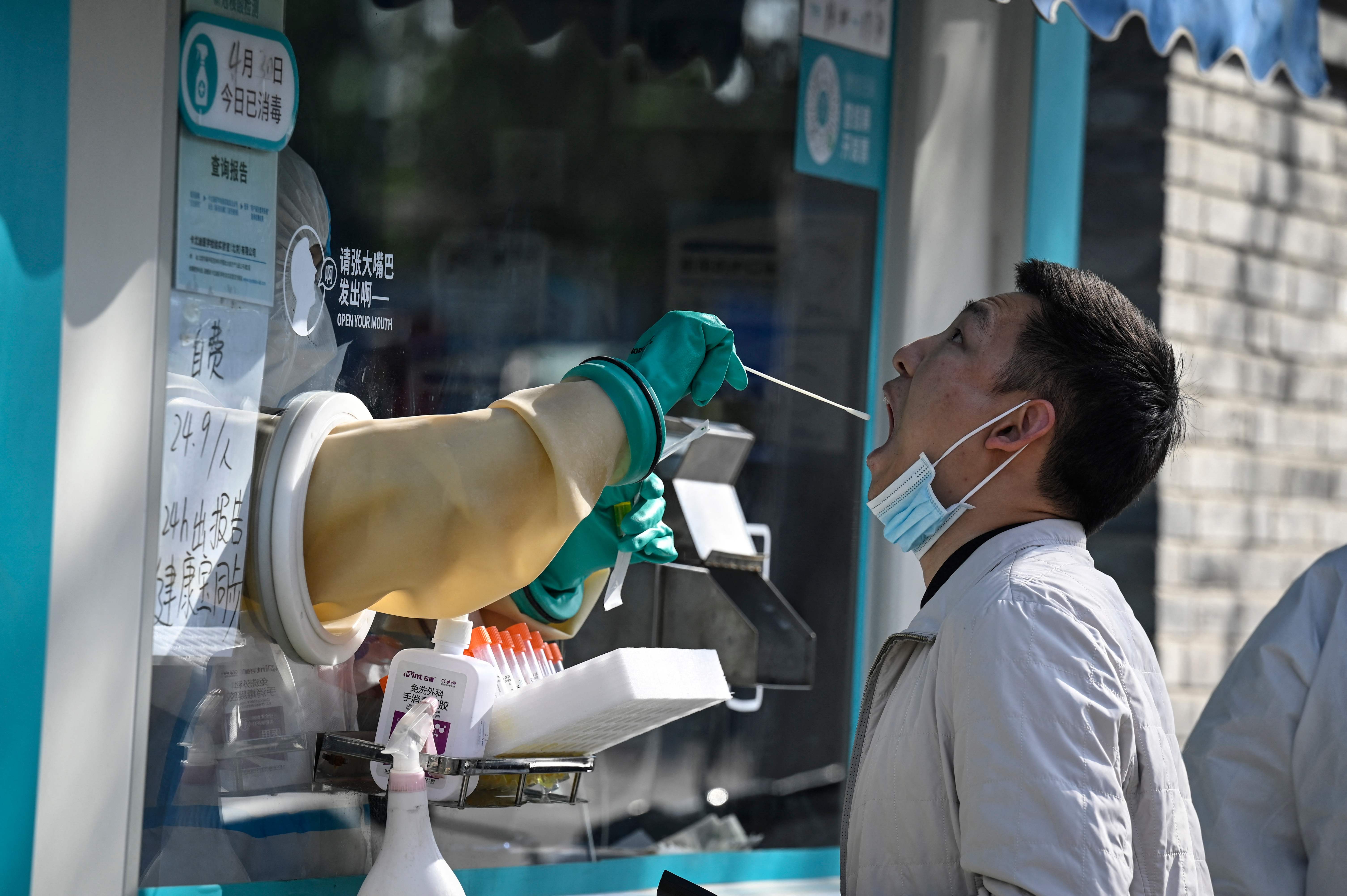 Seorang warga menjalani tes swab di Beijing.