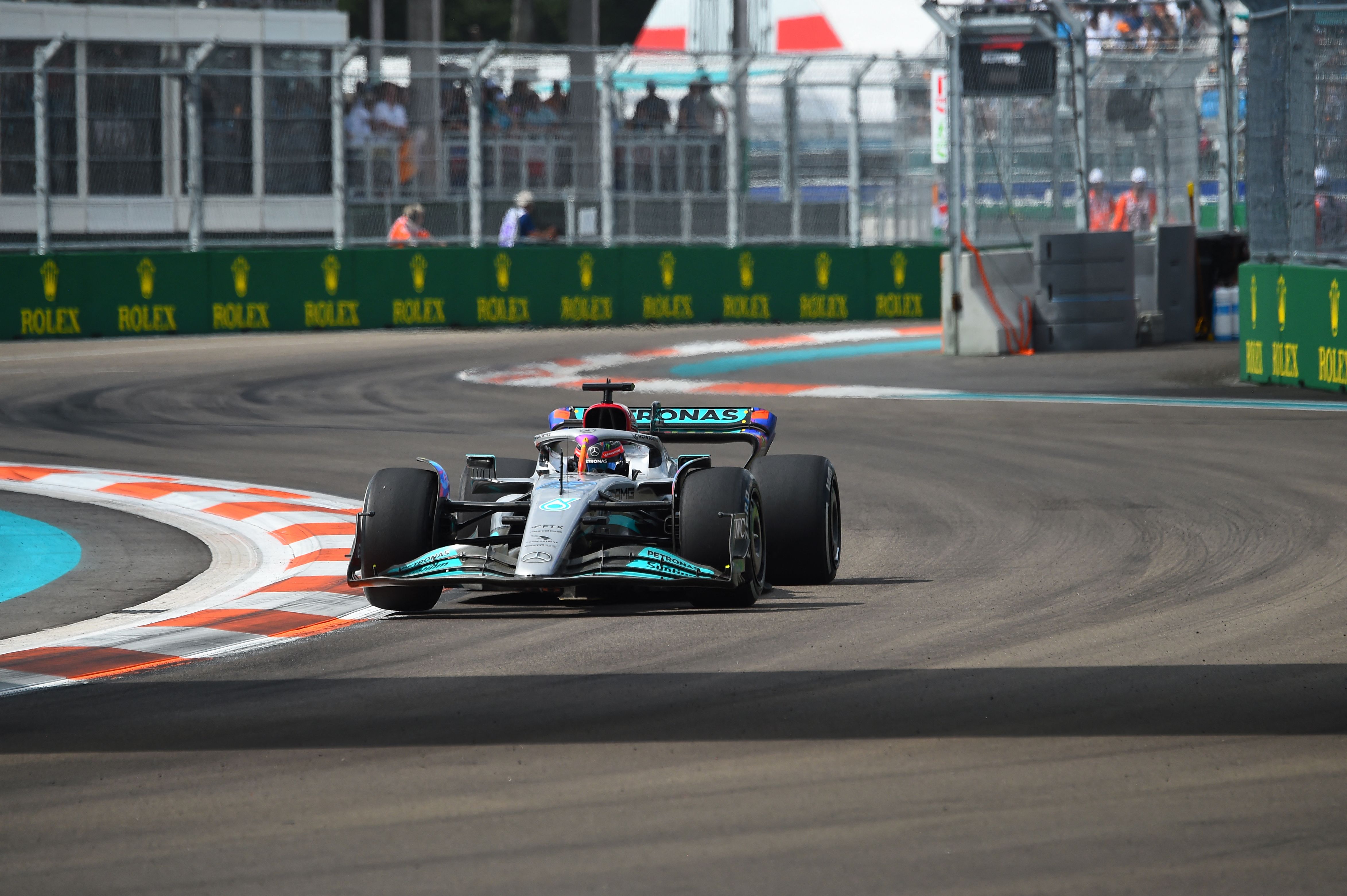 Pembalap Mercedes George Russell beraksi di GP Miami