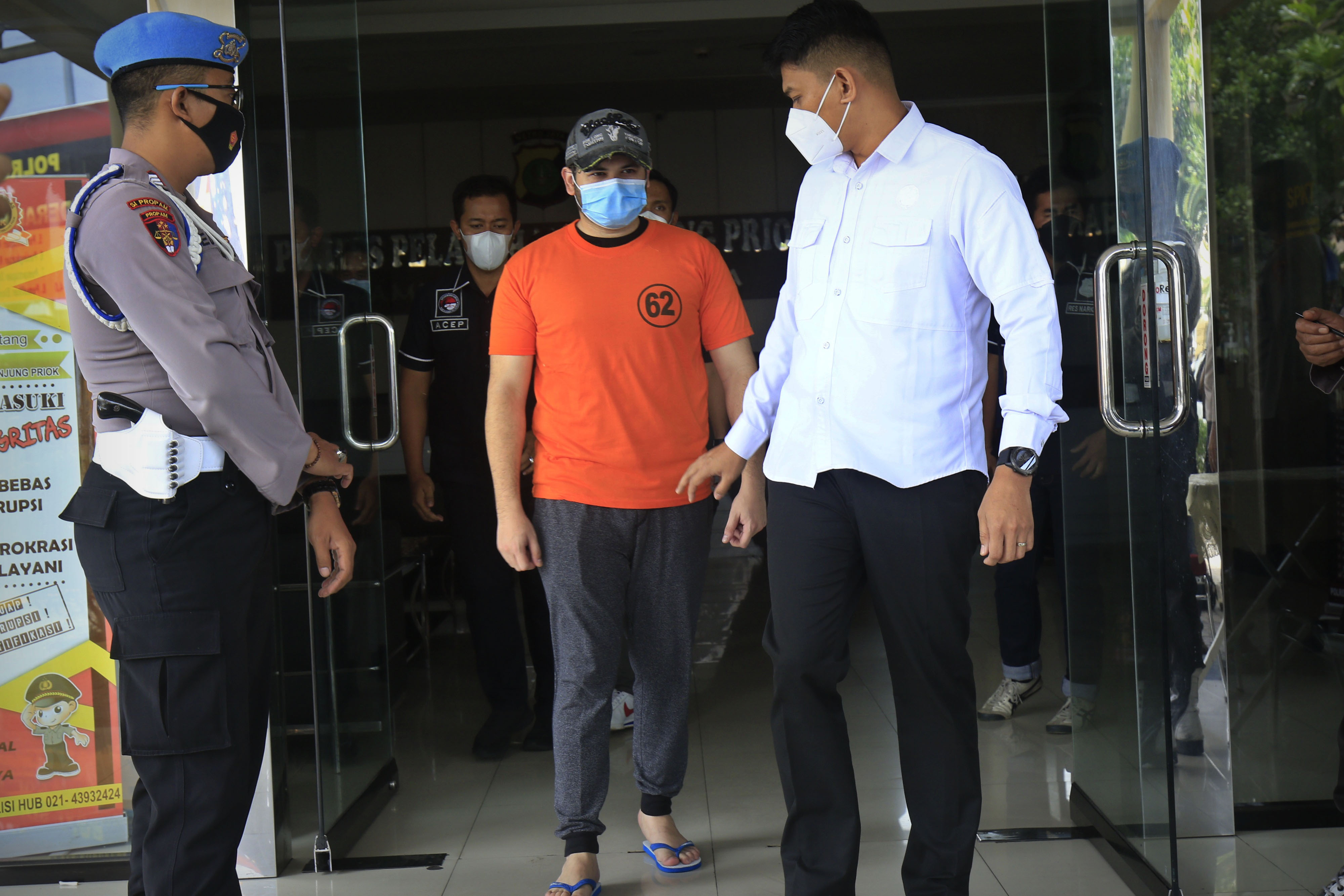 Penyanyi dangdut Ridho Rhoma bersiap menyampaikan keterangan pers pada tahun lalu.