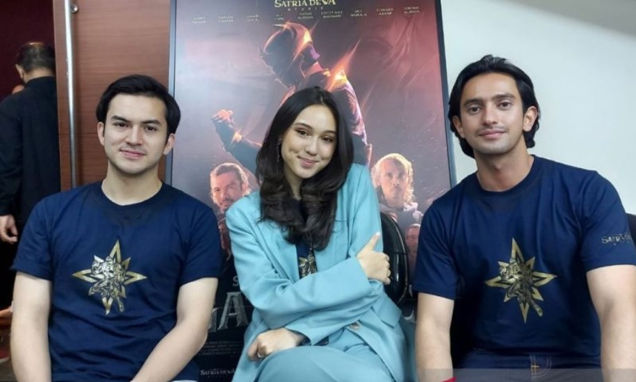 Selebritas Rizky Nazar, Yasmin Napper, dan Omar Daniel saat ditemui di peluncuran perdana poster dan trailer film Satria Dewa: Gatotkaca.