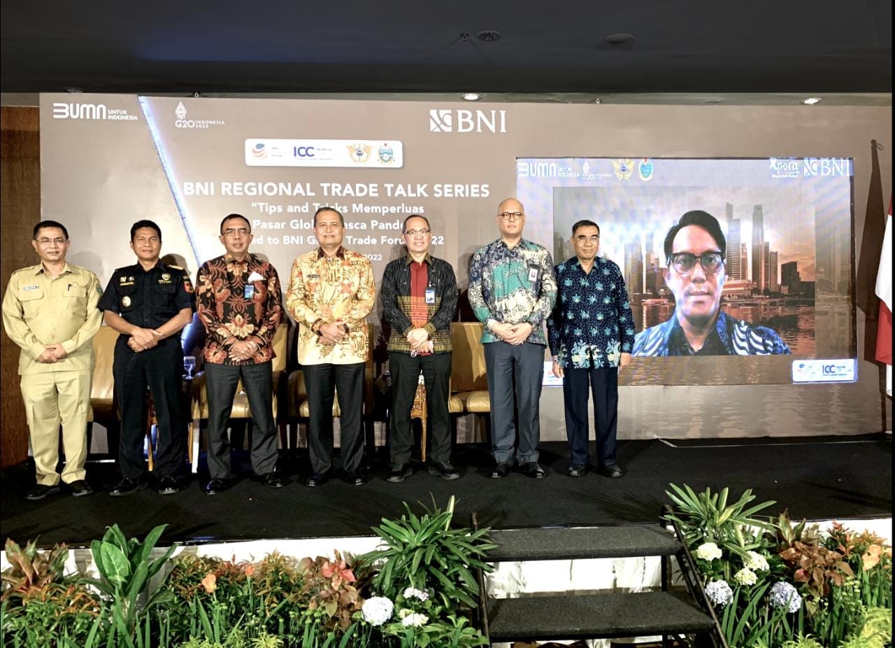 Direktur Treasury dan Internasional BNI Henry Panjaitan bersama para panelis dalam Regional Trade Talk Series-Wilayah Medan, Selasa (24/5).