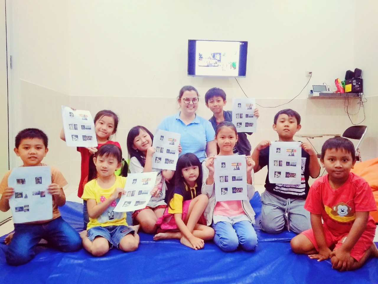 Anak-anak belajar bahasa Inggris dengan metode menyenangkan di LKP Leap. 