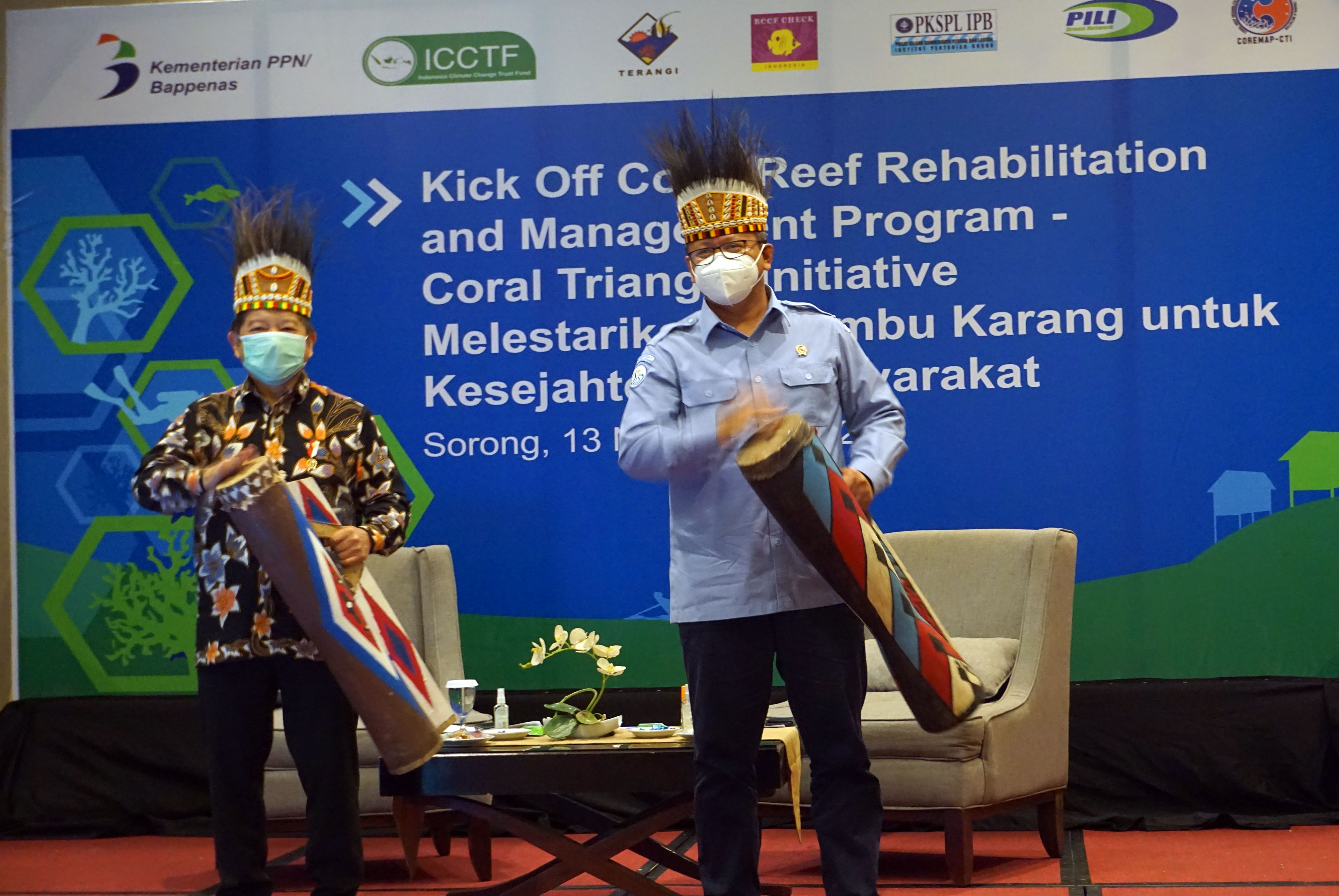 COREMAP-CTI: Menteri PPN/Kepala Bappenas Suharso Monoarfa (kiri) memukul tifa saat peluncuran Coremap-CTI di Kota Sorong (13/11/2020).