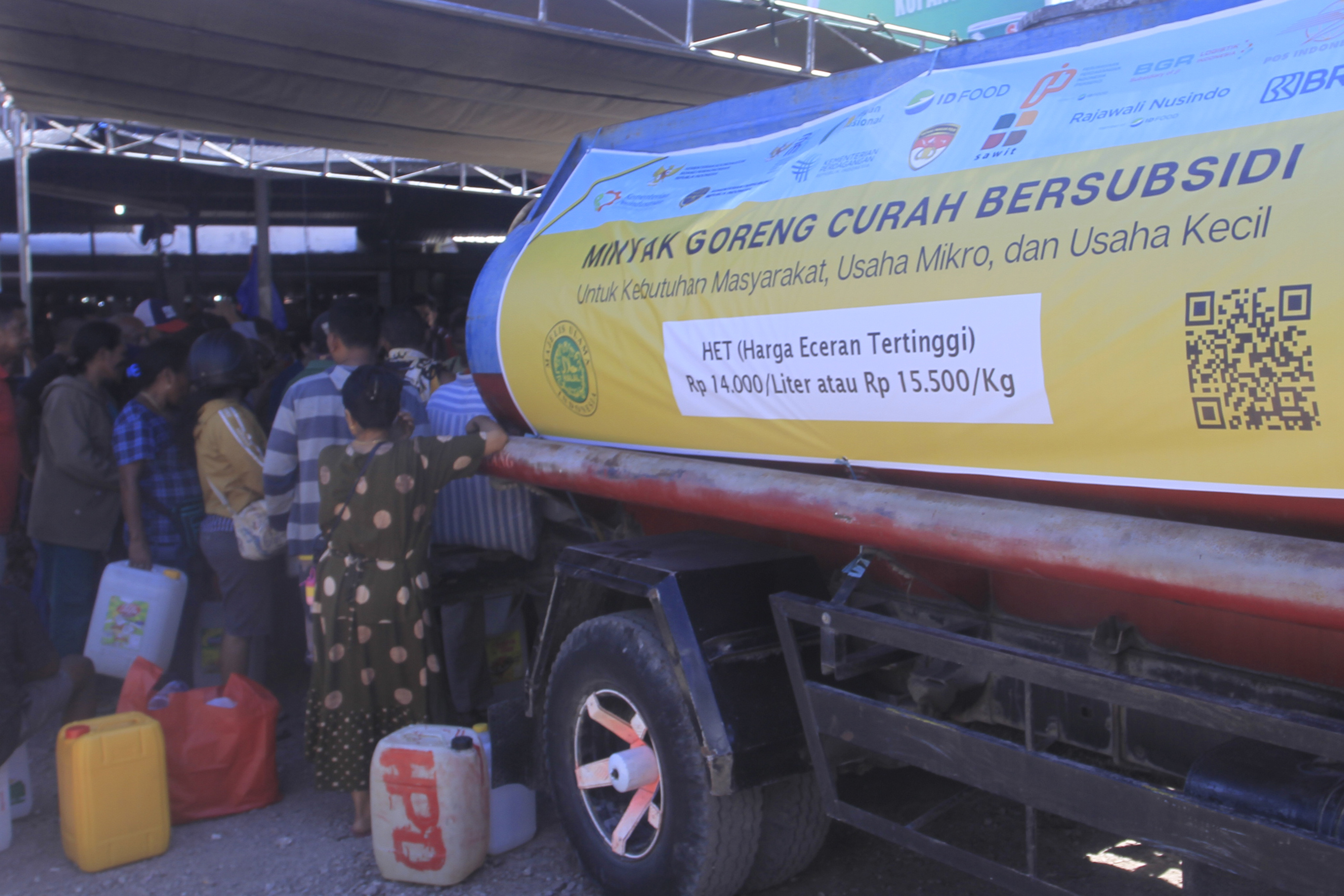 Warga menunggu giliran untuk membeli minyak goreng curah di pasar tradisional Naikoten Kota Kupang, NTT, Rabu (11/5).