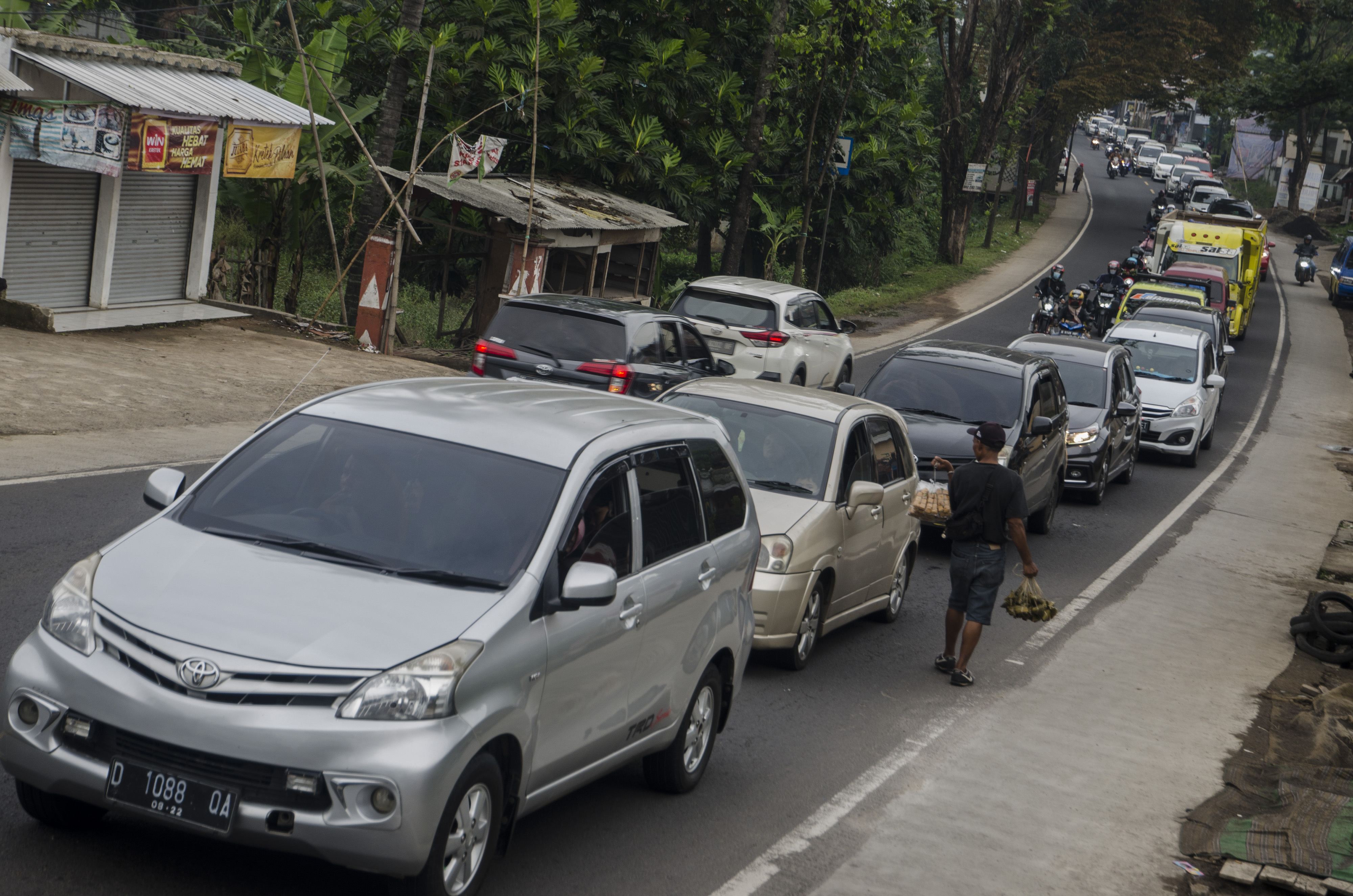 Suasana antrean kendaraan pemudik melintas di Jalan Nagreg-Limbangan, Kabupaten Garut.