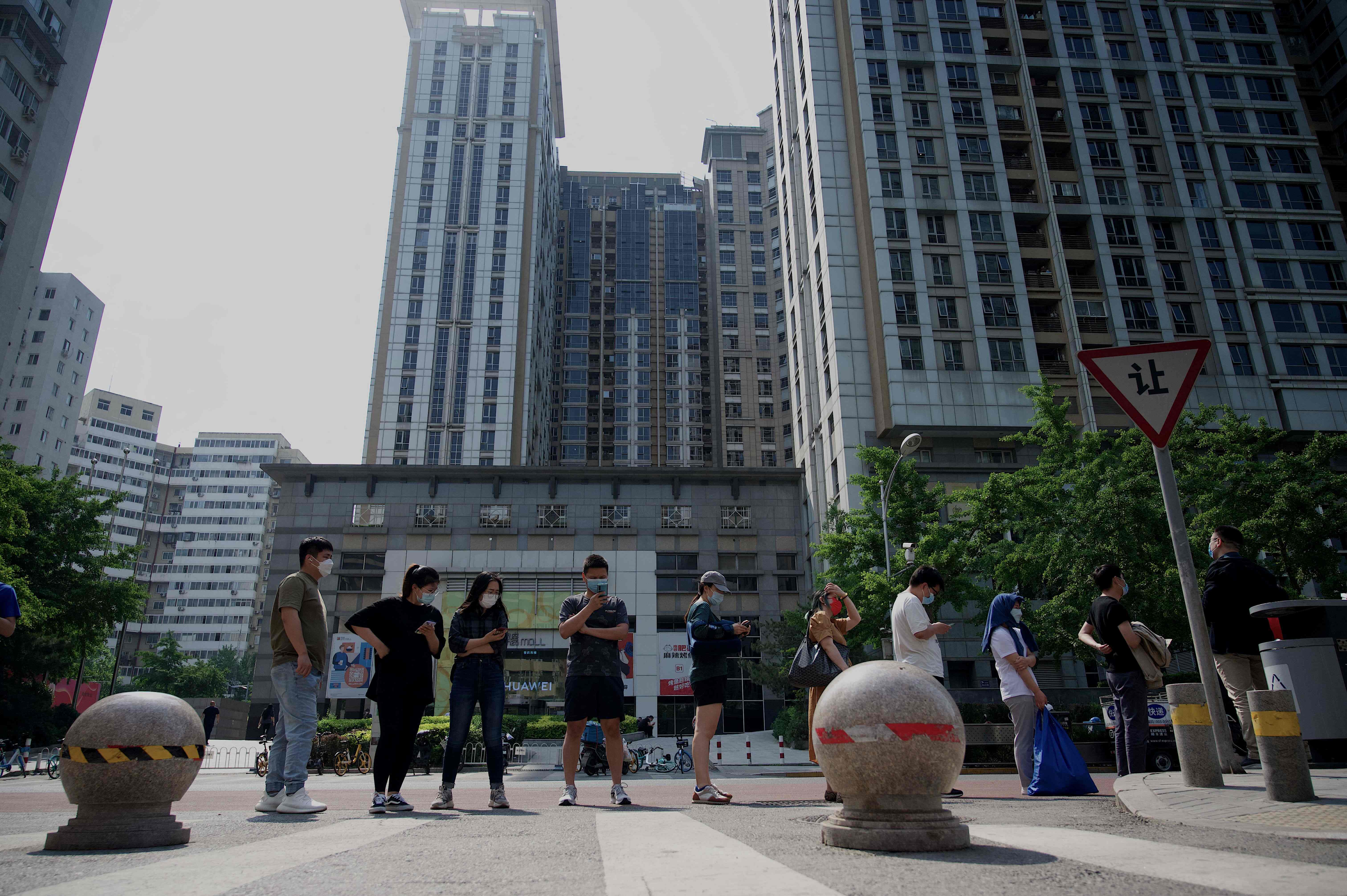 Warga mengantre untuk menjalani tes covid-19 di Beijing, Tiongkok