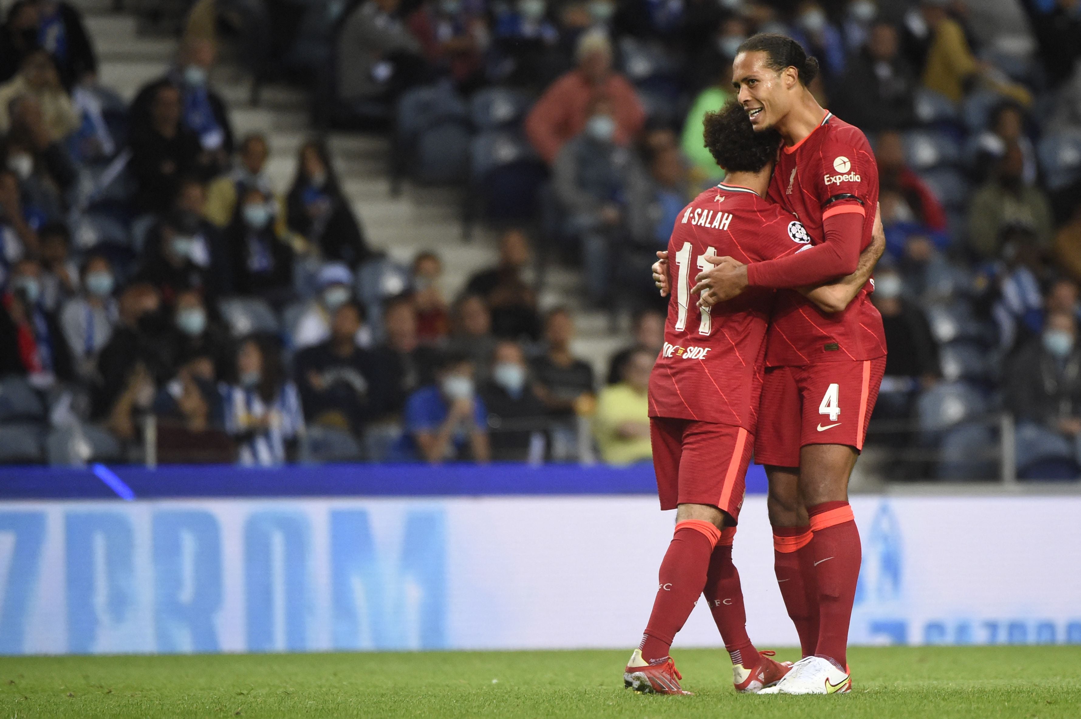 Penyerang Liverpool Mohamed Salah (kiri) dan bek Virgil van Dijk melakukan selebrasi usai the Reds mencetak gol. 