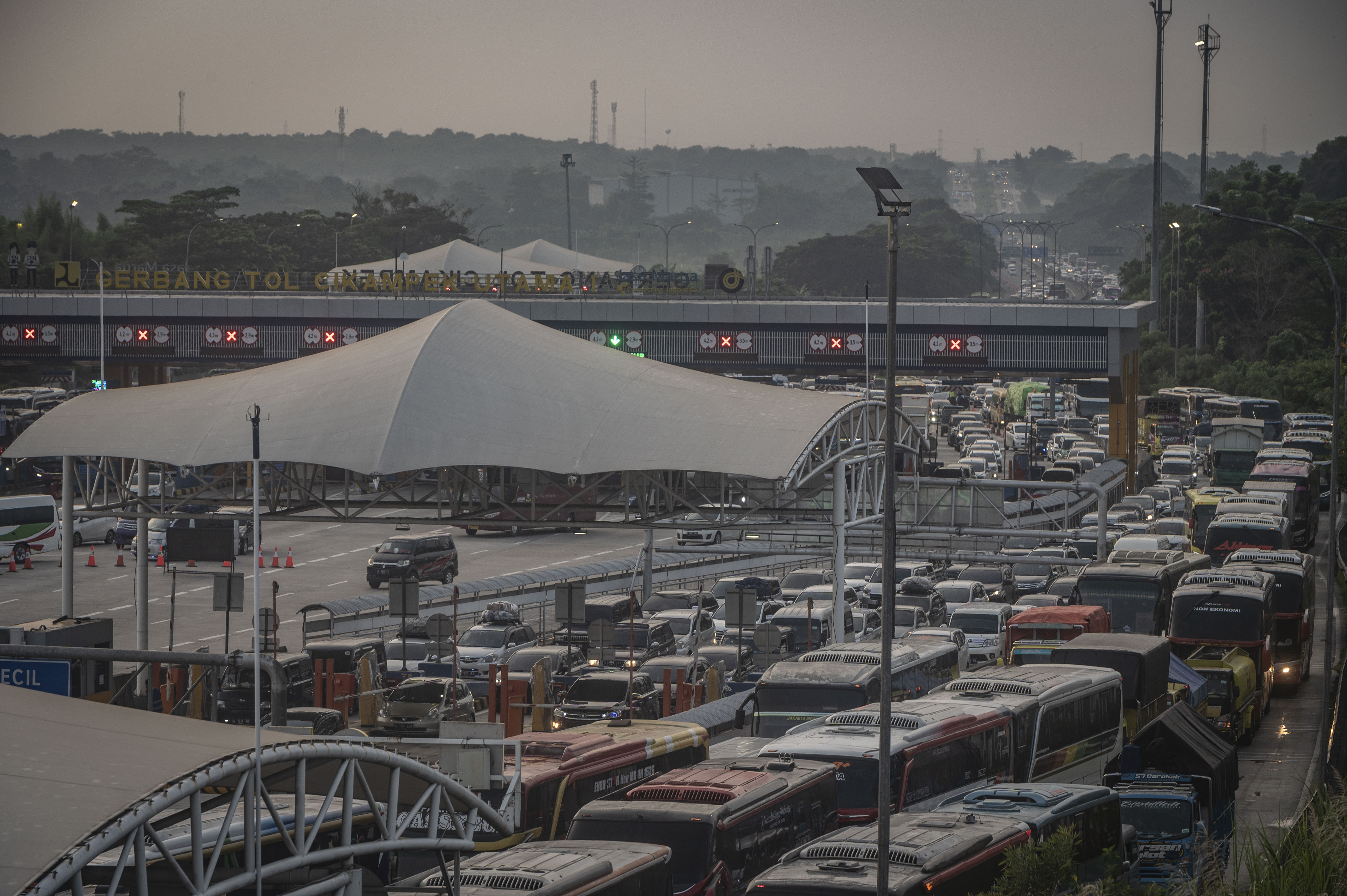 Kendaraan pemudik memasuki gerbang tol CIkampek Utama saat arus balik