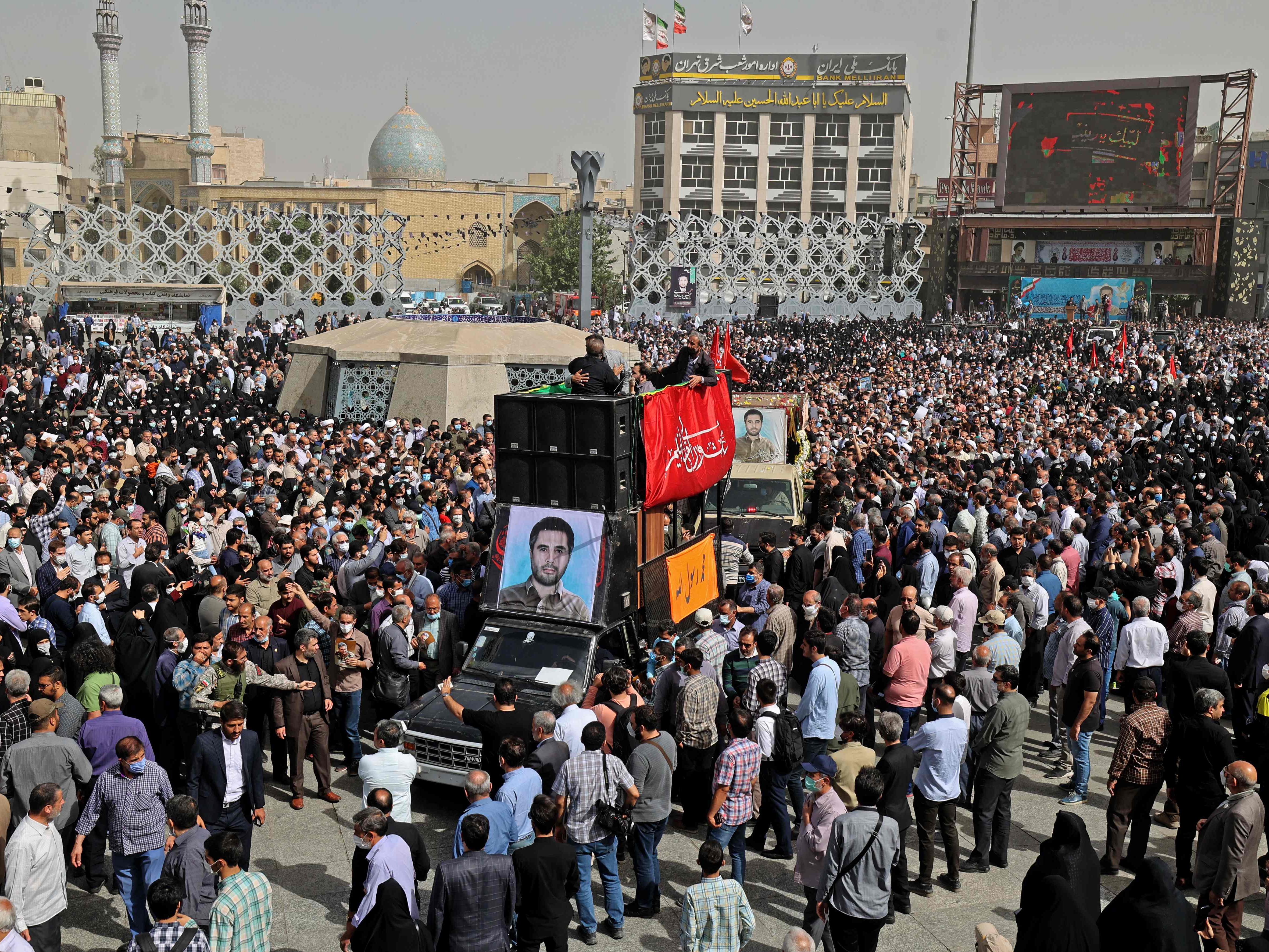 Pelayat berkumpul di sekitar peti mati Kolonel Pengawal Revolusi Iran Sayyad Khodai selama prosesi pemakaman di alun-alun Imam Hussein.