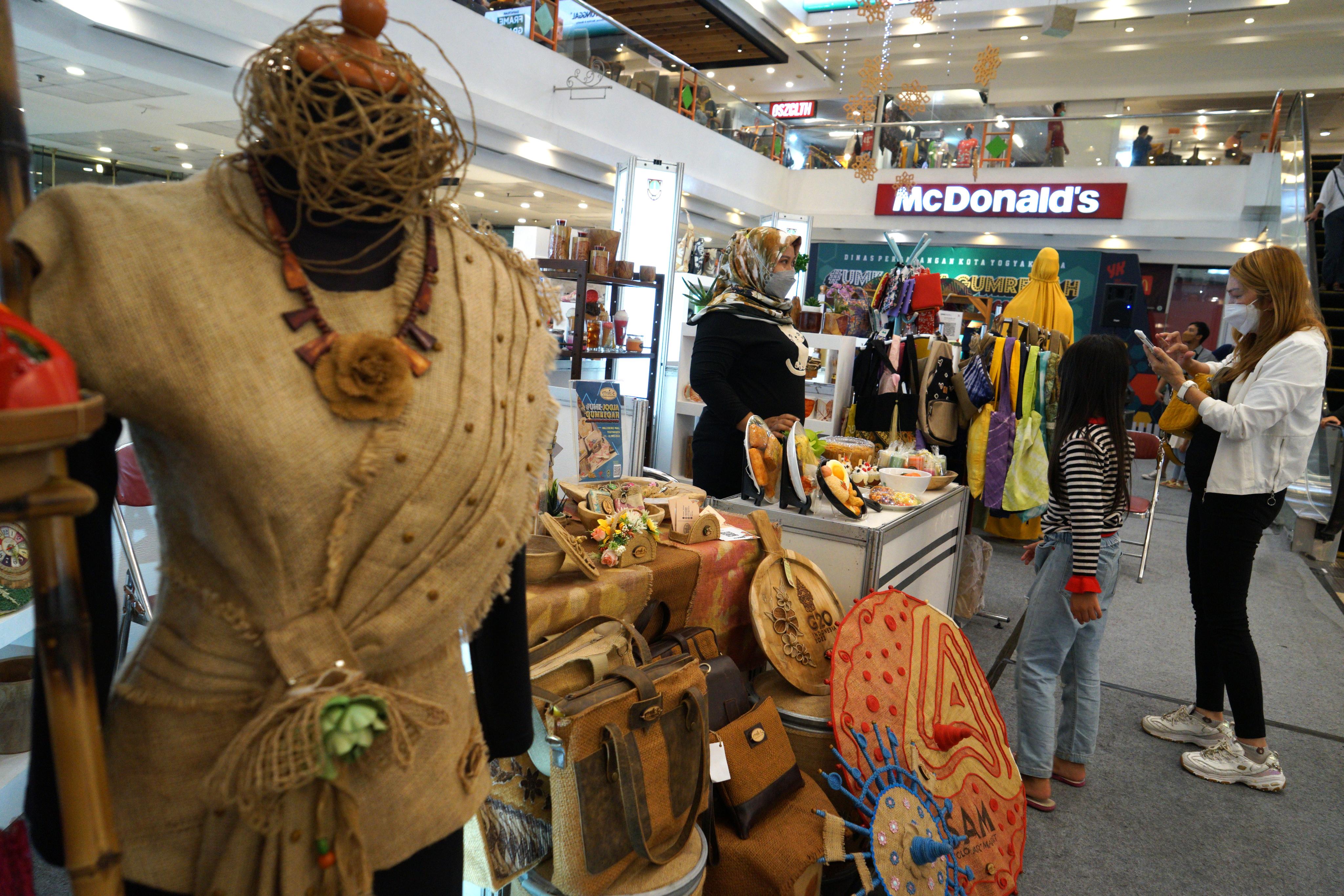 Pengunjung mengamati produk yang dipamerkan saat pameran produk unggulan UMKM bertajuk Jogja Gumregah di Malioboro Mall, Yogyakarta