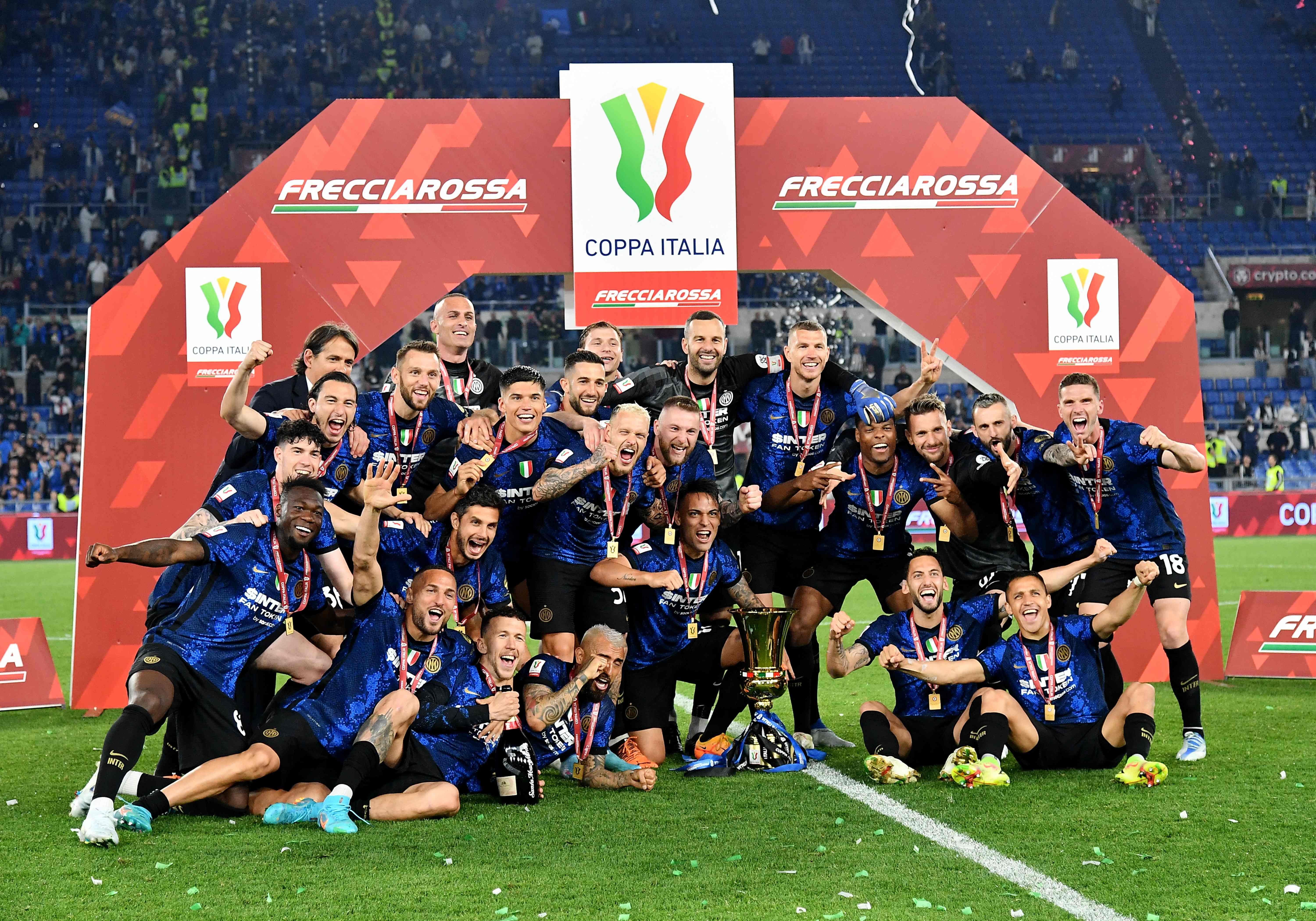 Para pemain Inter Milan merayakan keberhasilan mereka menjadi juara Coppa Italia usai mengalahkan Juventus di laga final.