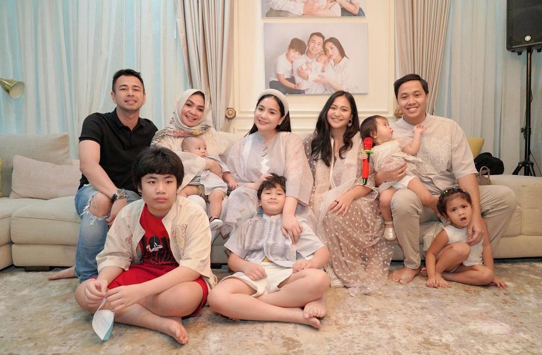 Keluarga Rieta Amilia Beta.