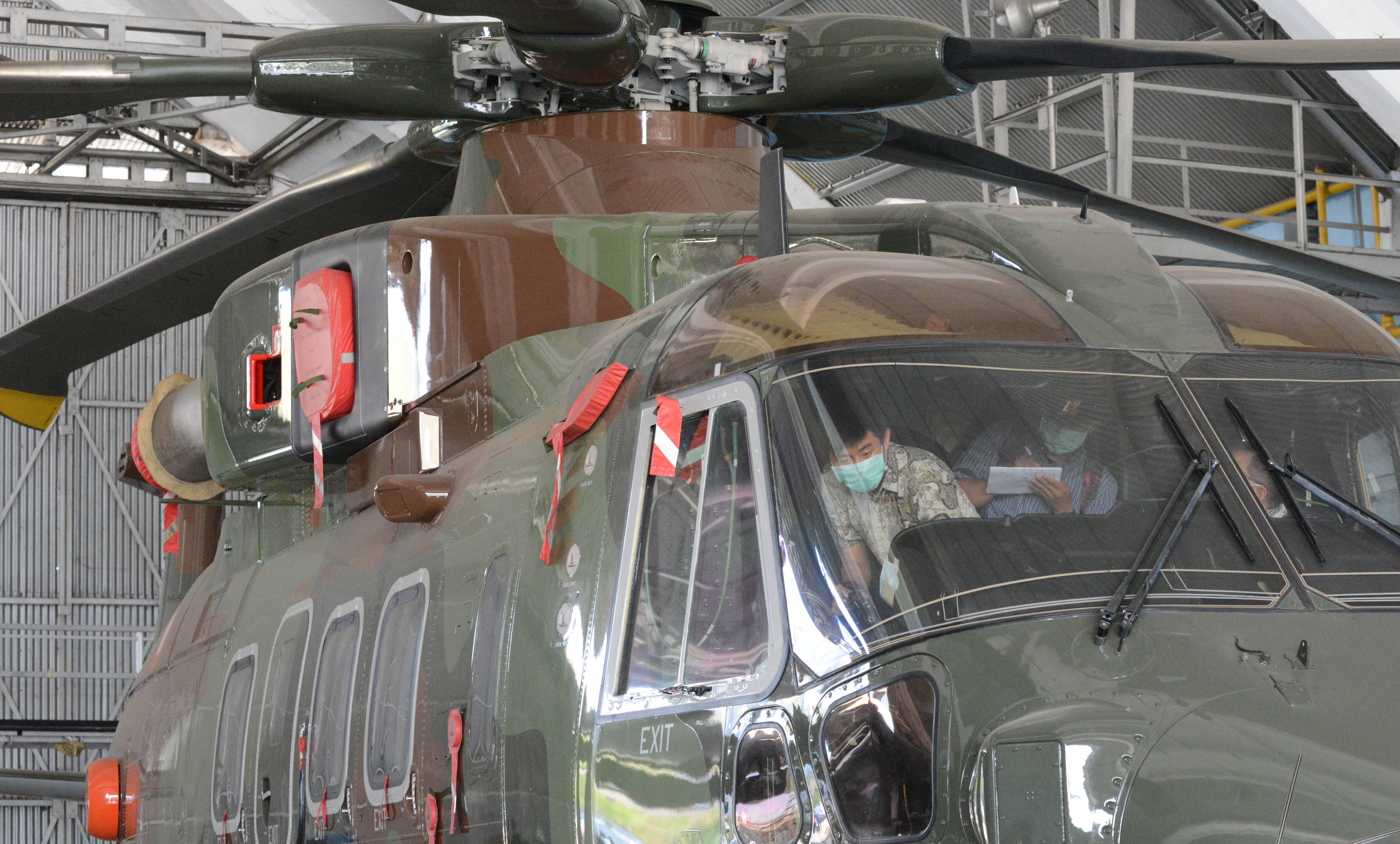 Penyidik KPK didampingi POM TNI melakukan pemeriksaan fisik pada Helikopter Agusta Westland (AW) 101.