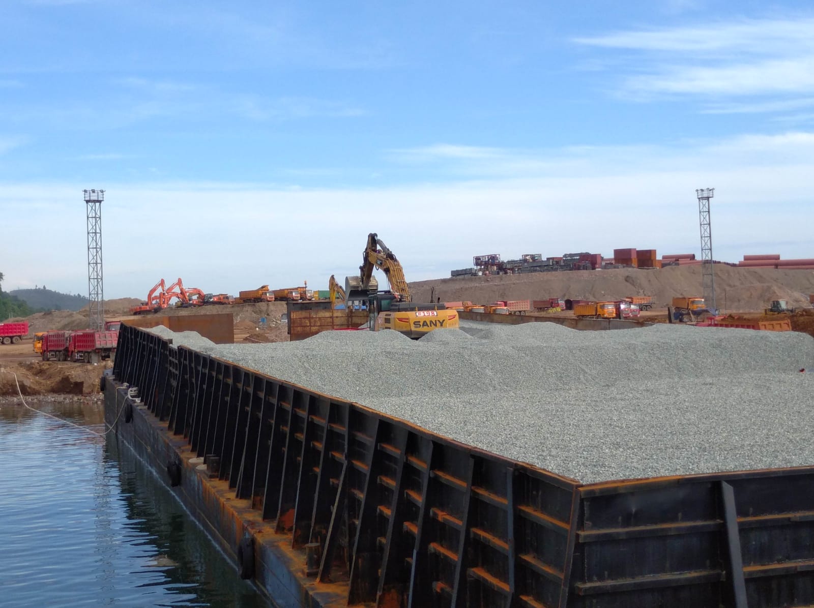 Ilustrasi pengangkutan hasil tambang dengan kapal yang disewakan BSML