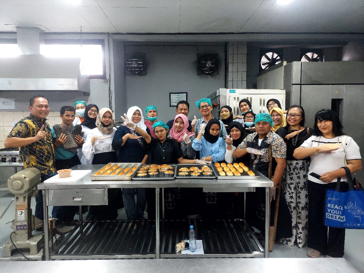 Pelatihan pembuatan burger dan hotdog yang digelar STP Trisakti-Kita Setara untuk penyandang disabilitas