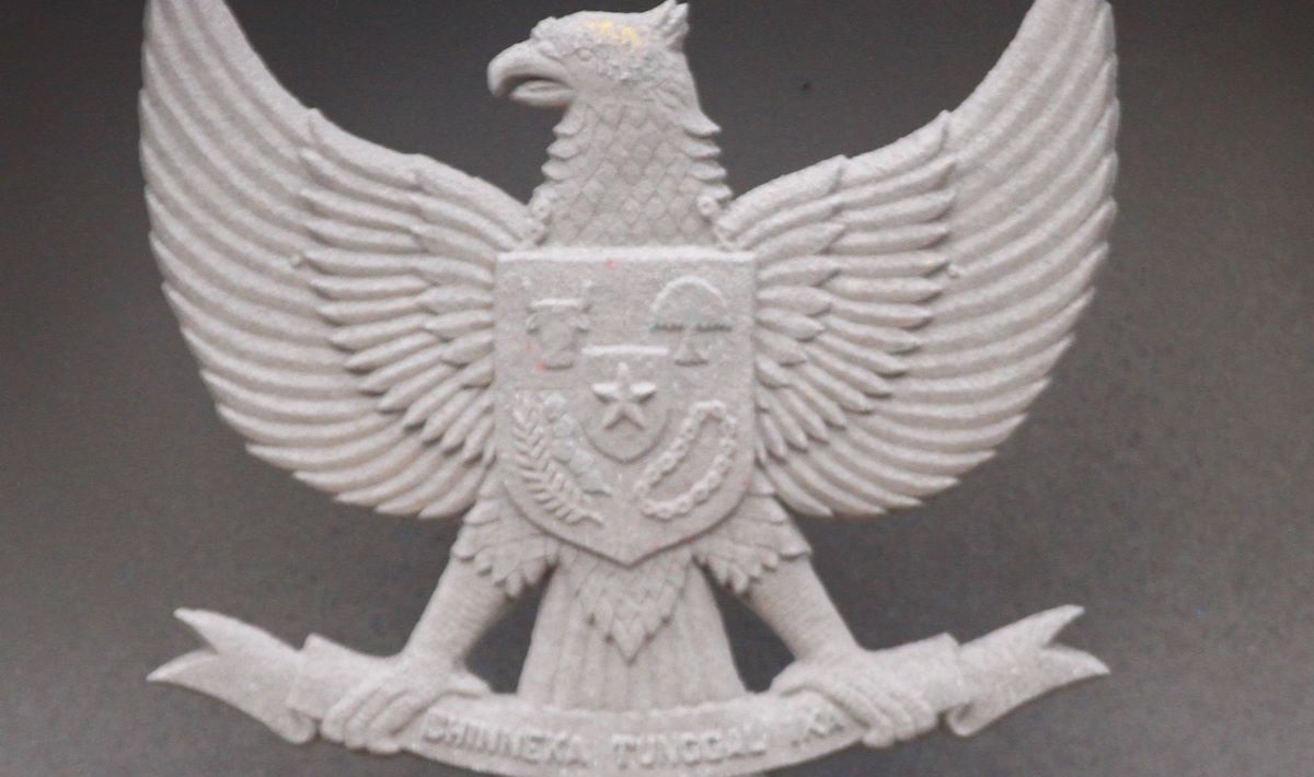 Lambang negara Indonesia burung garuda terlihat tertutup abu vulkanik gunung Semeru di SDN Supiturang 1 Lumajang, Jawa Timur.