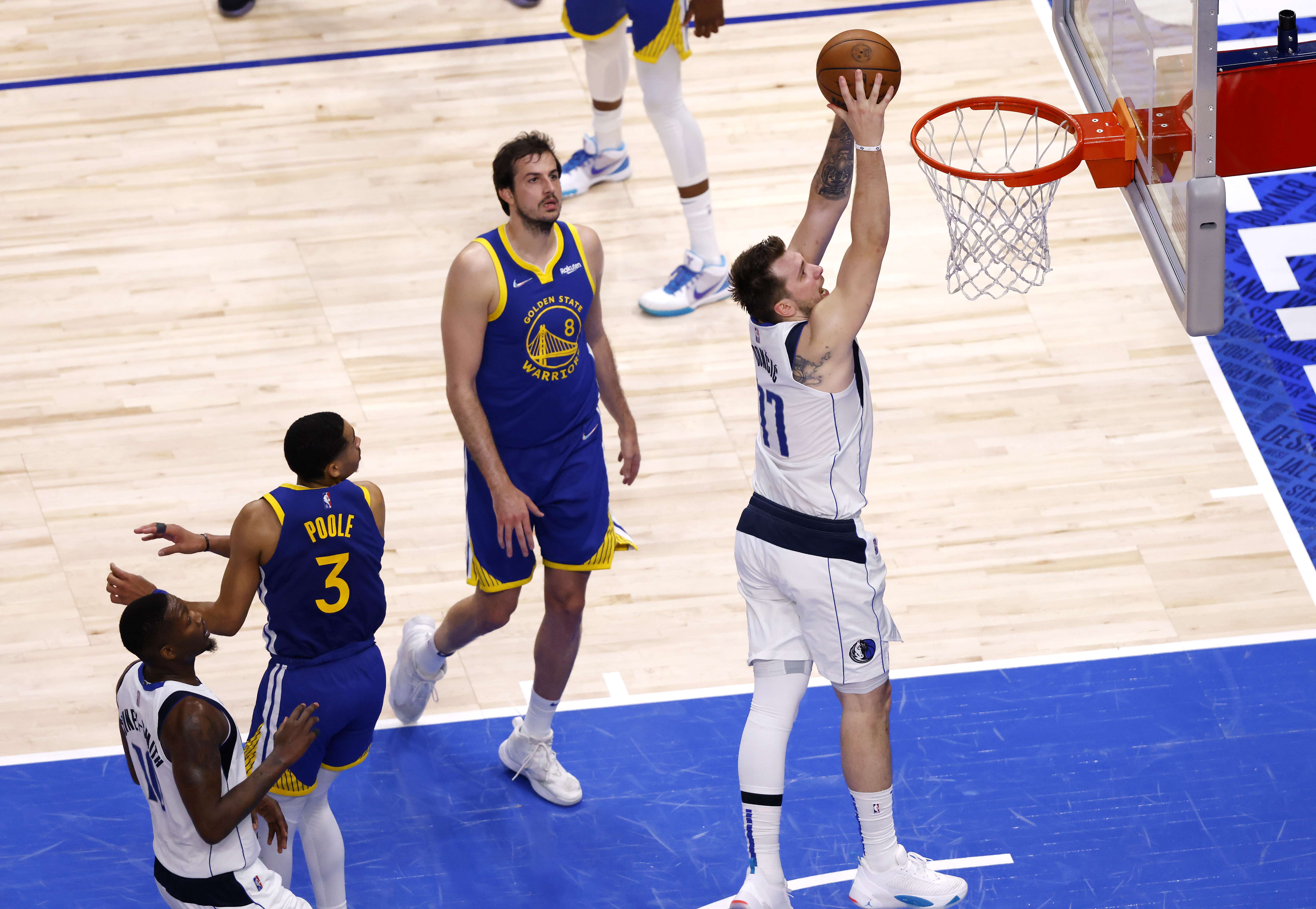Pemain Dallas Mavericks Luka Doncic melakukan slam dunk dalam laga playoff NBA melawan Golden State Warriors.