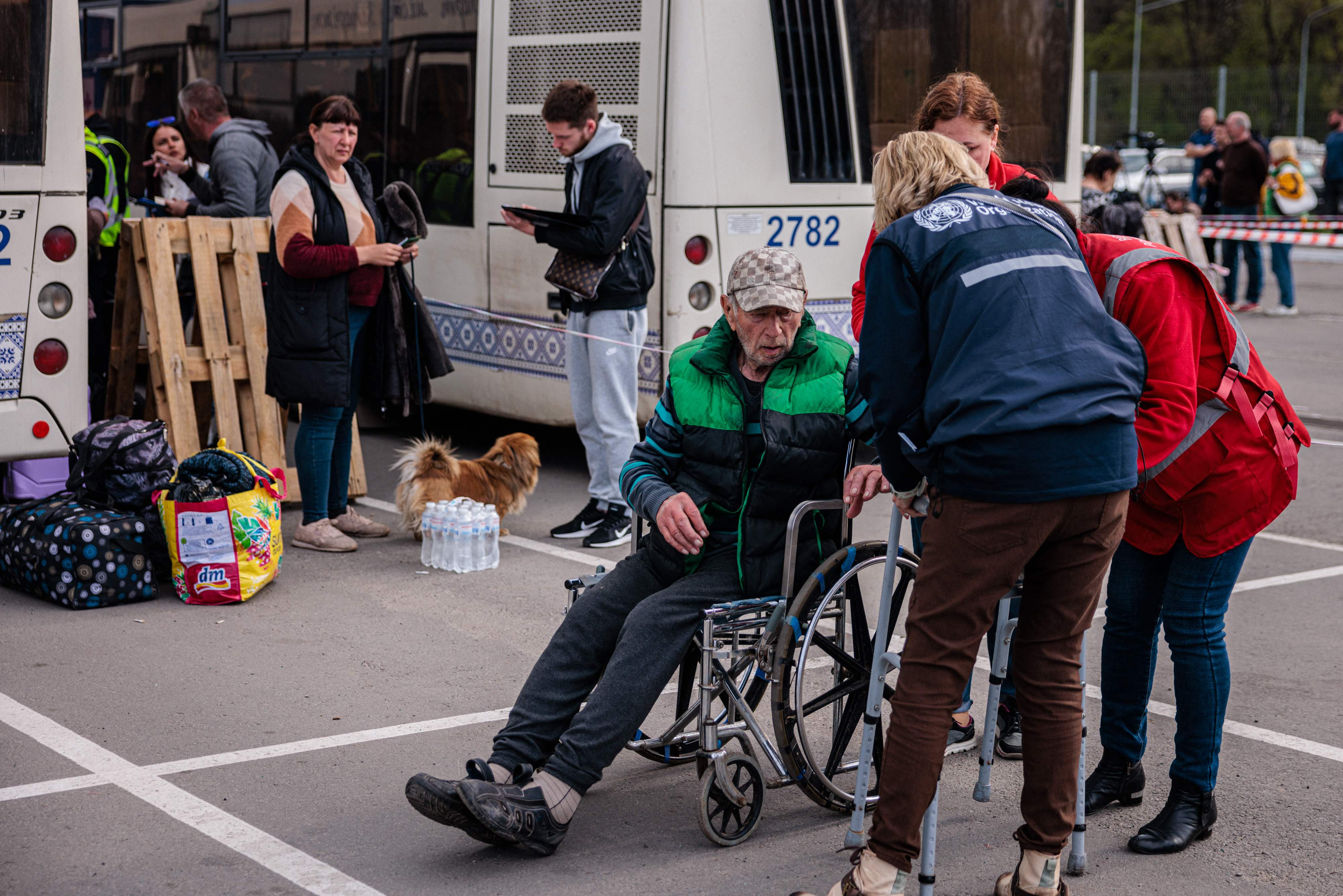 Warga Mariupol yang berhasil dievakuasi ketika perang Rusia-Ukraina masih berlanjut.