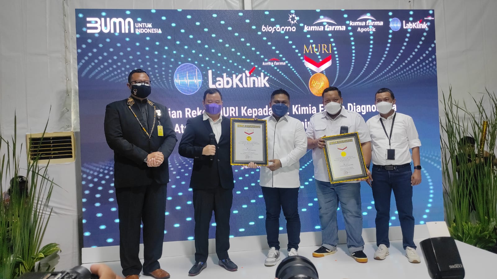 PT Kimia Farma Diagnostika dalam hal ini menerima 2 penghargaan rekor dari MURI.