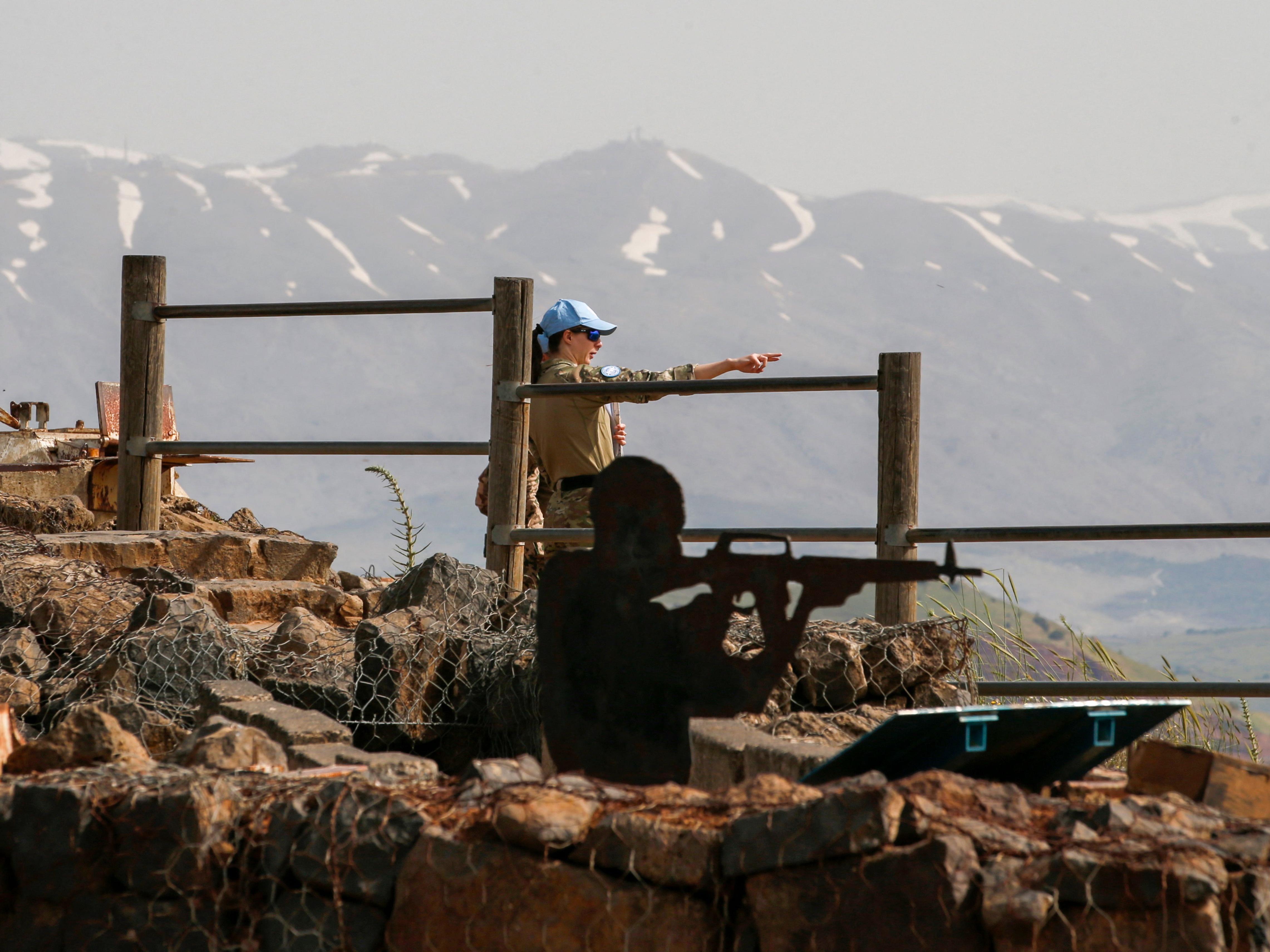 Anggota Pasukan Pengamat Disengagement PBB (UNDOF) memantau sisi perbatasan Suriah dengan Israel.