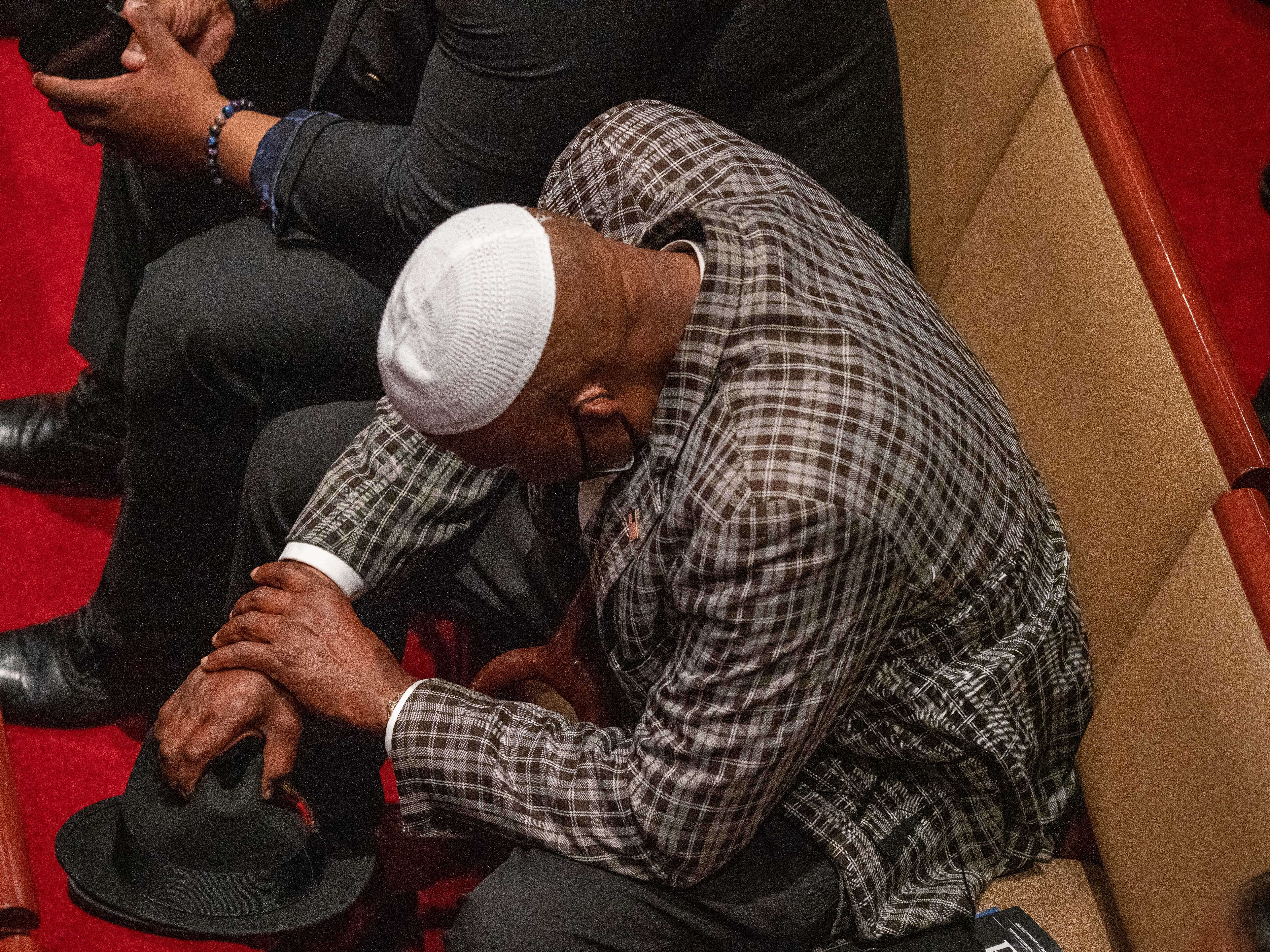 Anggota komunitas dan berbagai agama berkumpul di Bethel Gospel Assembly-Destiny Worship Pavilion pada 16 Mei 2022 di New York City.