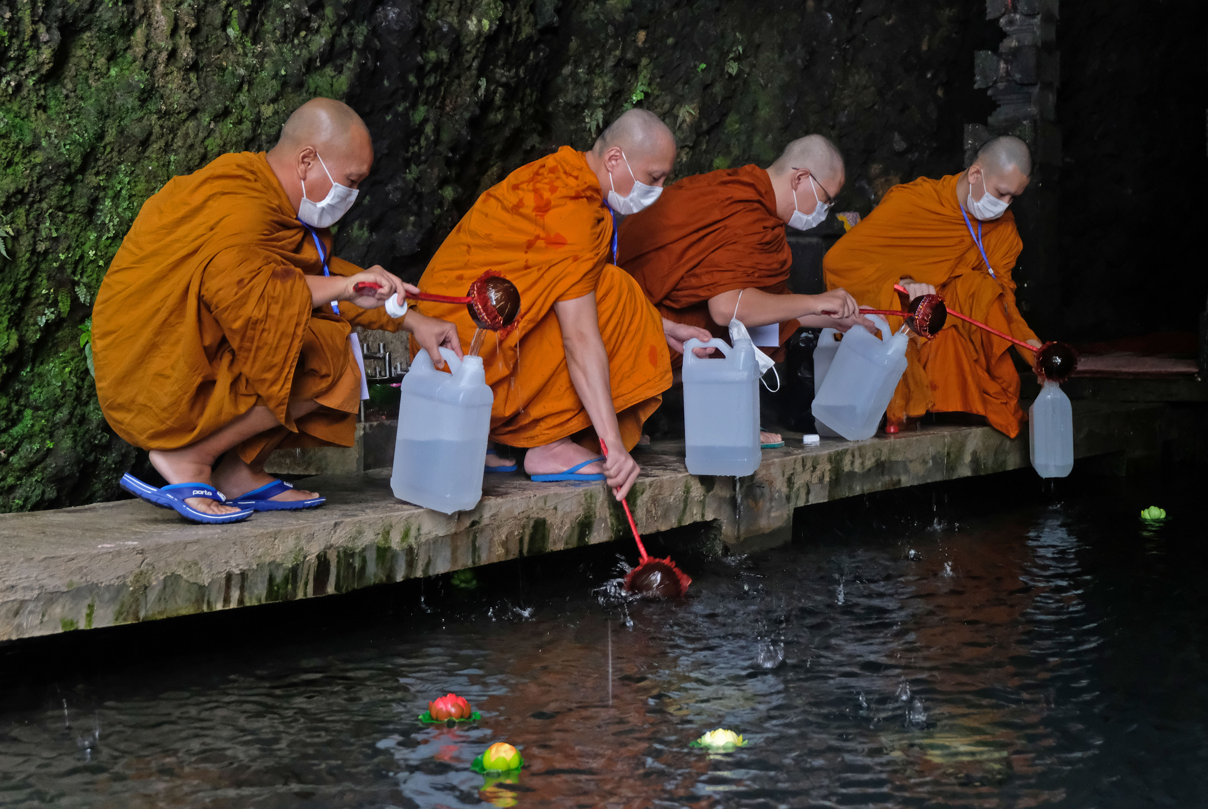 Sejumlah Bhiksu mengambil air suci pada rangkaian perayaan Tri Suci Waisak 2566 BE/2022 di Umbul Jumprit, Tegalrejo, Ngadirejo, Magelang, Ja