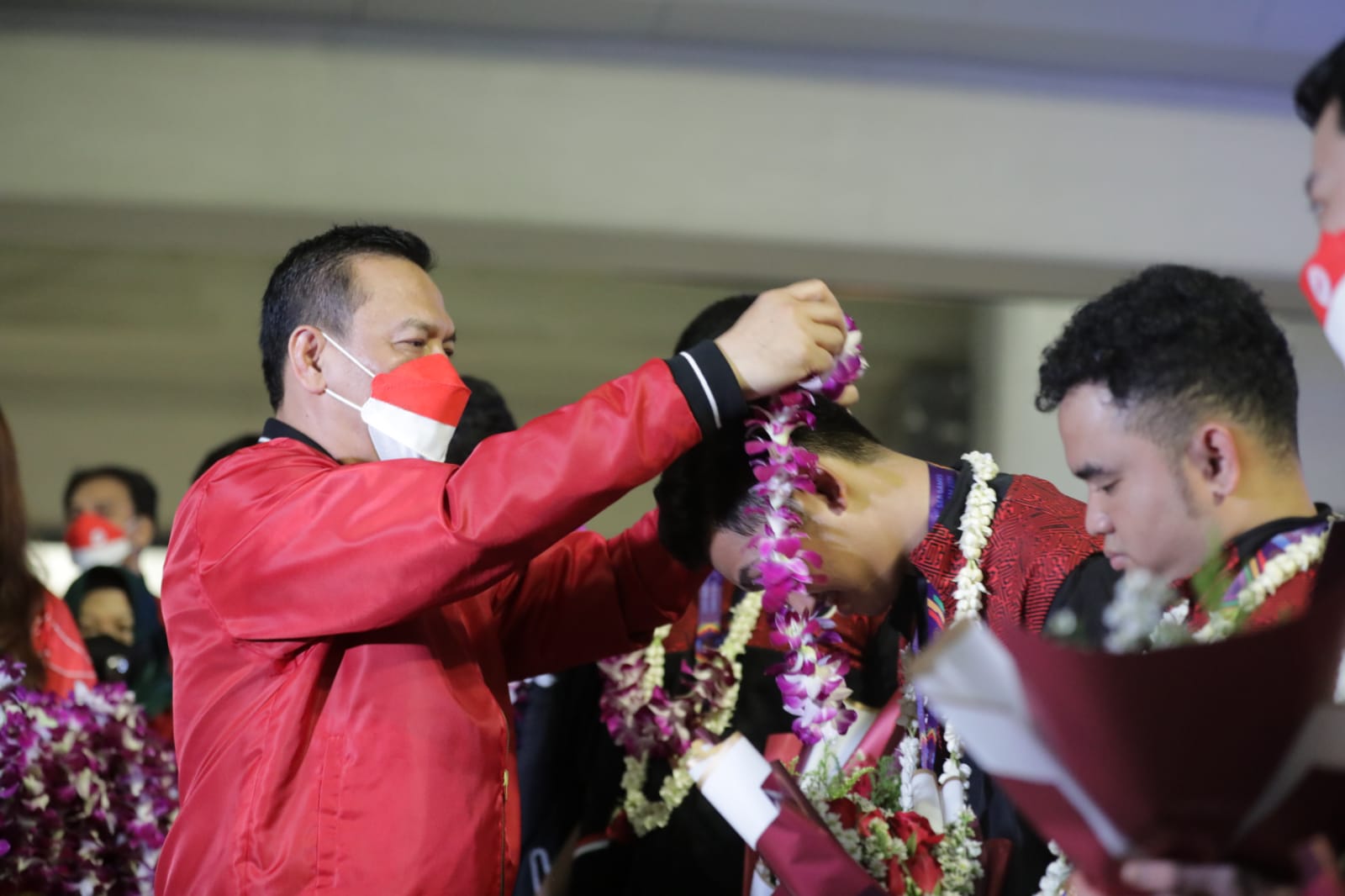 Ketua Harian PB ESI Bambang Sunarwibowo menyambut kedatangan Timnas Esport Free Fire Indonesia saat kembali ke tanah air, Selasa (17/5).