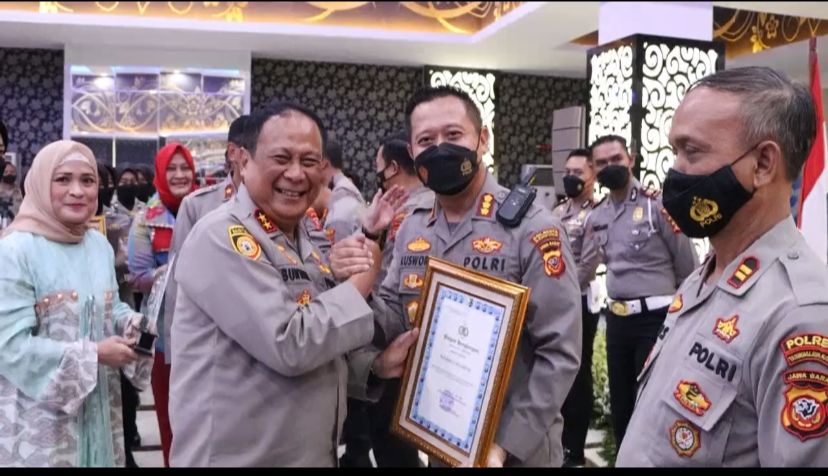 Kapolda Jabar Irjen Suntana menyerahkan penghargaan kepada Kapolresta Bandung Kombes Kusworo Wibowo