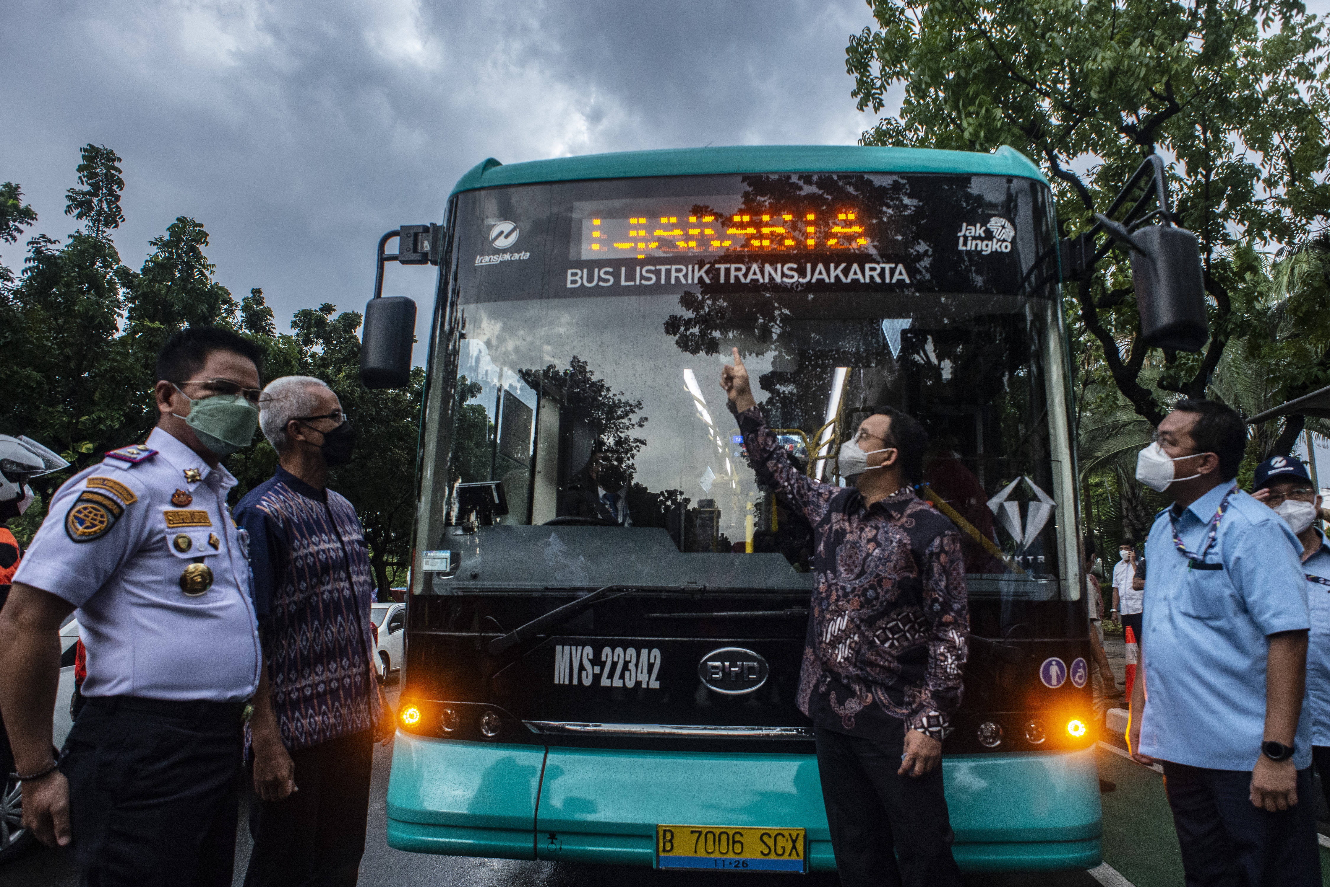 Gubernur DKI Jakarta Anies Baswedan (kedua kanan), dalam acara Inaugurasi Bus Listrik Transjakarta di depan Balai Kota, Jakarta, Selasa (8/3