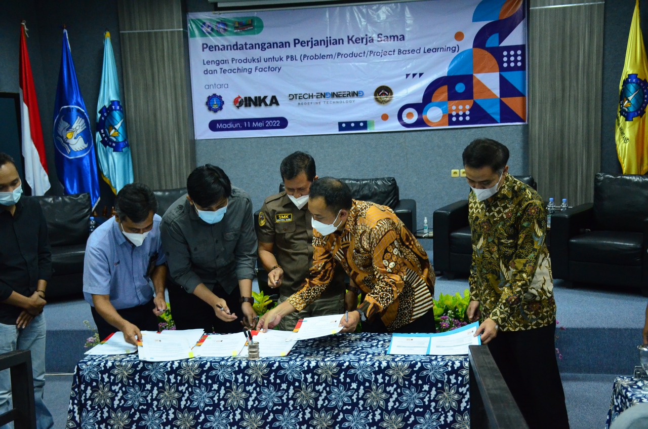 Penandatanganan MoU SMK 1 PGRI Mejayan dengan dunia industri.