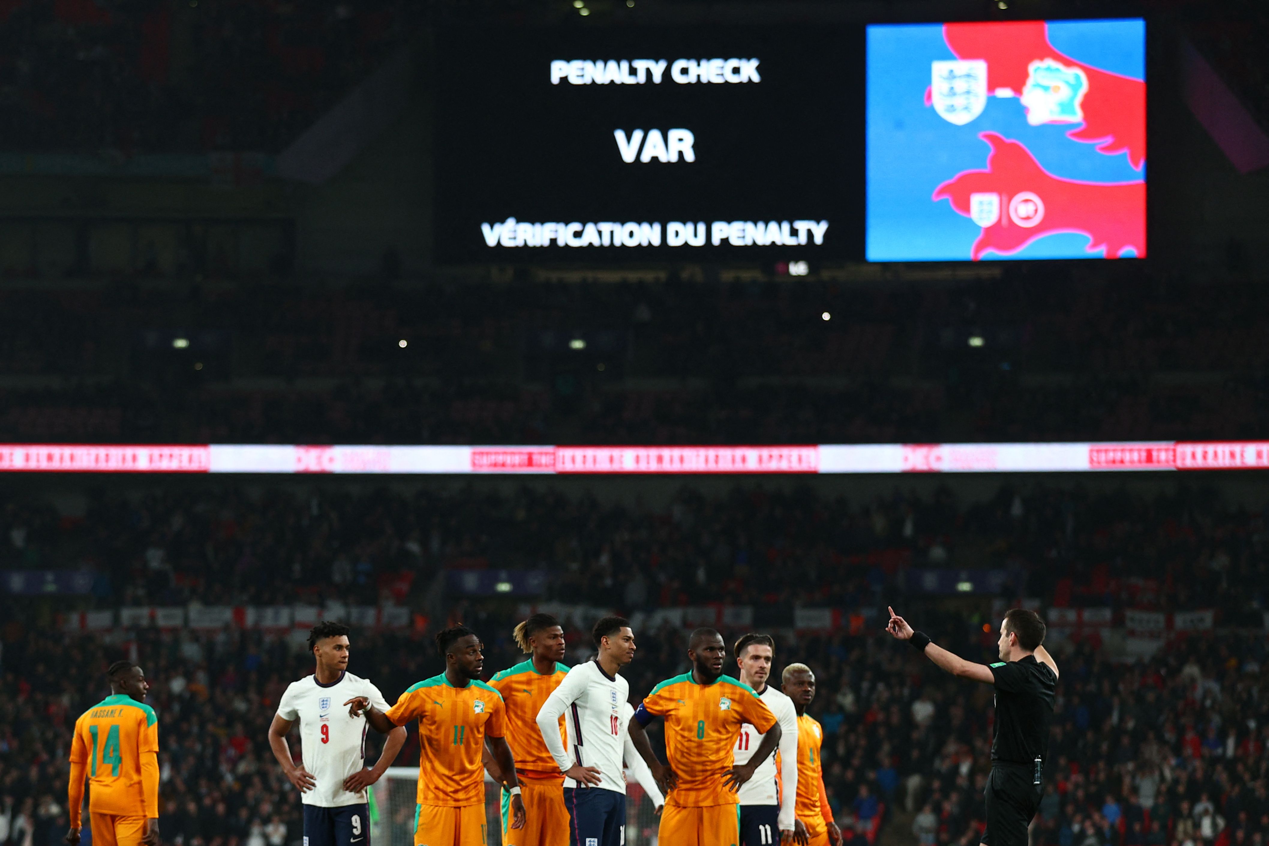 Wasit menunggu keputusan VAR apakah akan memberi hukuman penalti dalam laga pershabatan internasional.