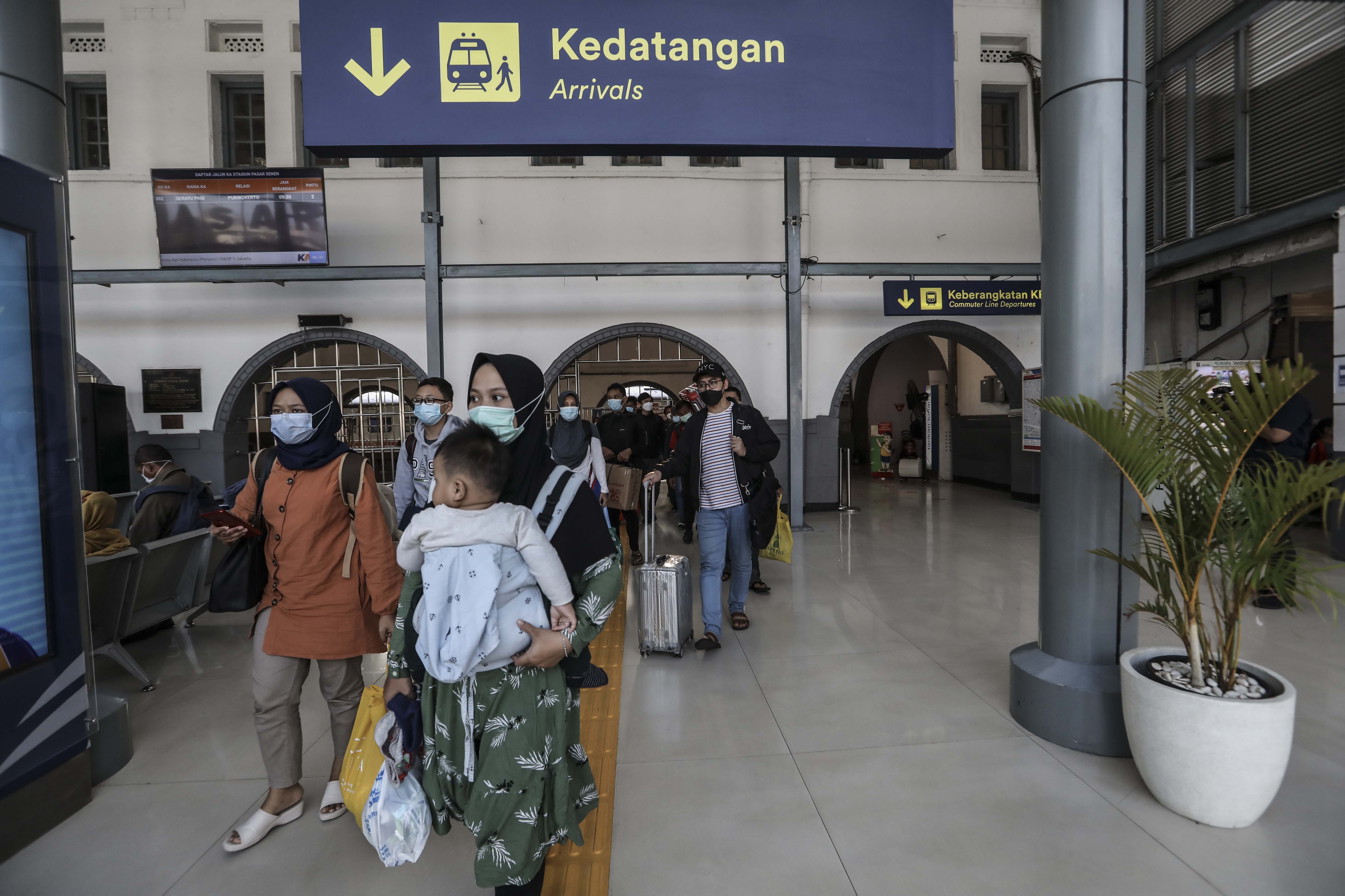 Penumpang kereta Bengawan tiba di Stasiun Pasar Senen, Jakarta, Rabu pagi (4/5)