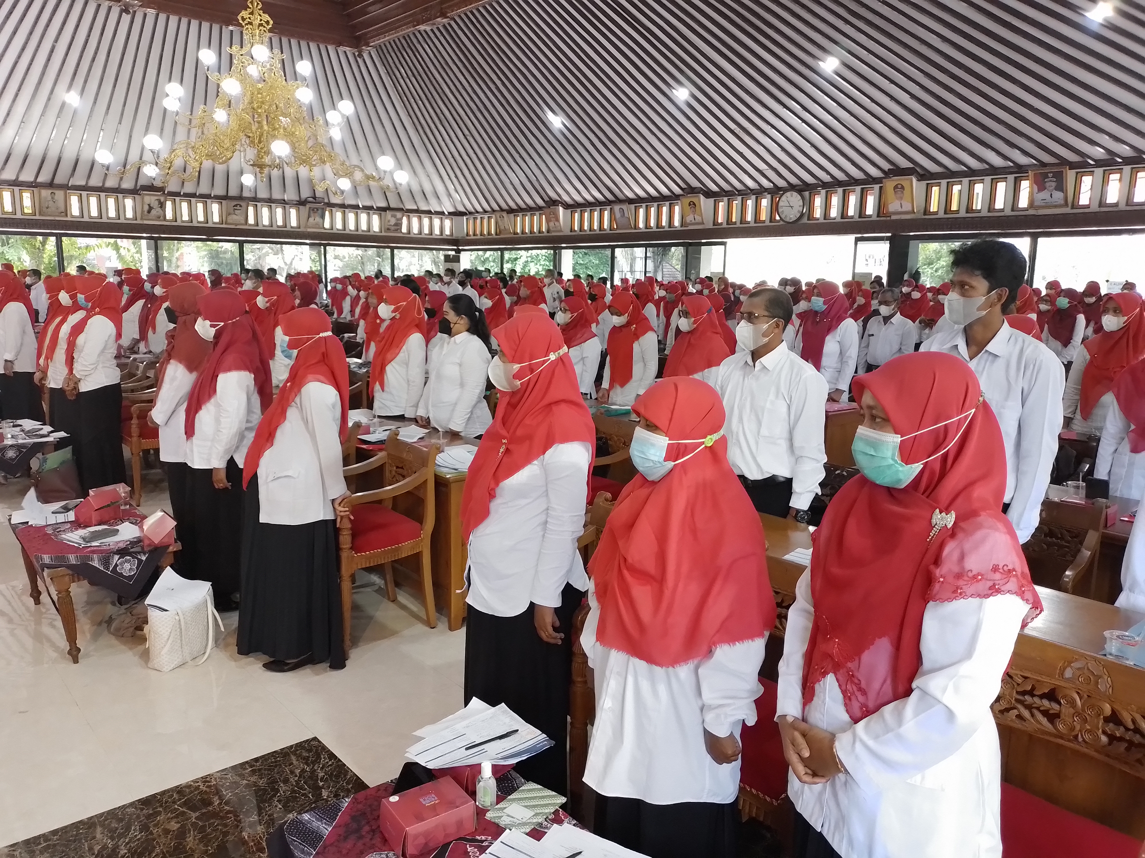Bupati Klaten Serahkan SK Pengangkatan 1.977 Pegawai Pemerintah dengan Perjanjian Kerja Guru
