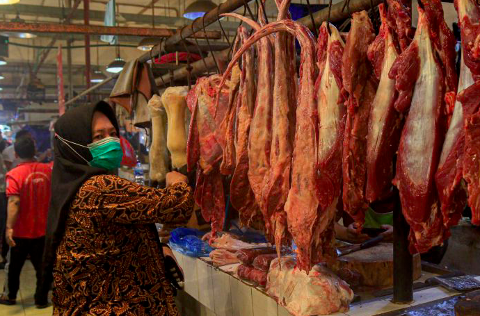 Pedagang melayani pembeli daging sapi di Pasar Senen, Jakarta.