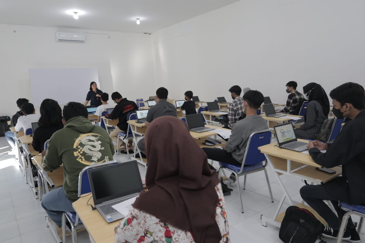 Kegiatan belajar mengajar di Rumah Teknologi Indonesia.